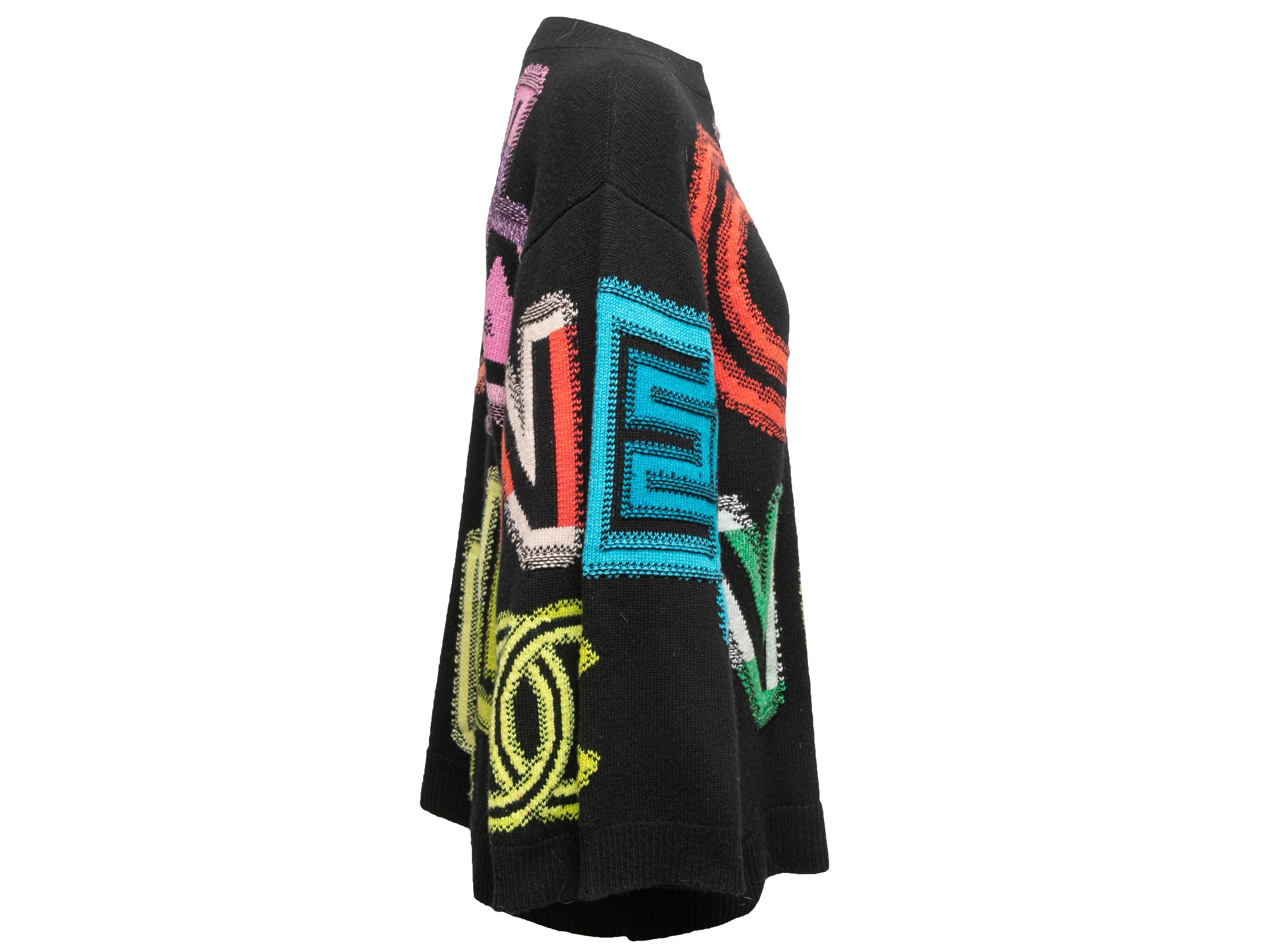 Pull oversize en maille intarsia à logo en cachemire noir et multicolore par Chanel. Col ras du cou. Manches longues. Buste de 40