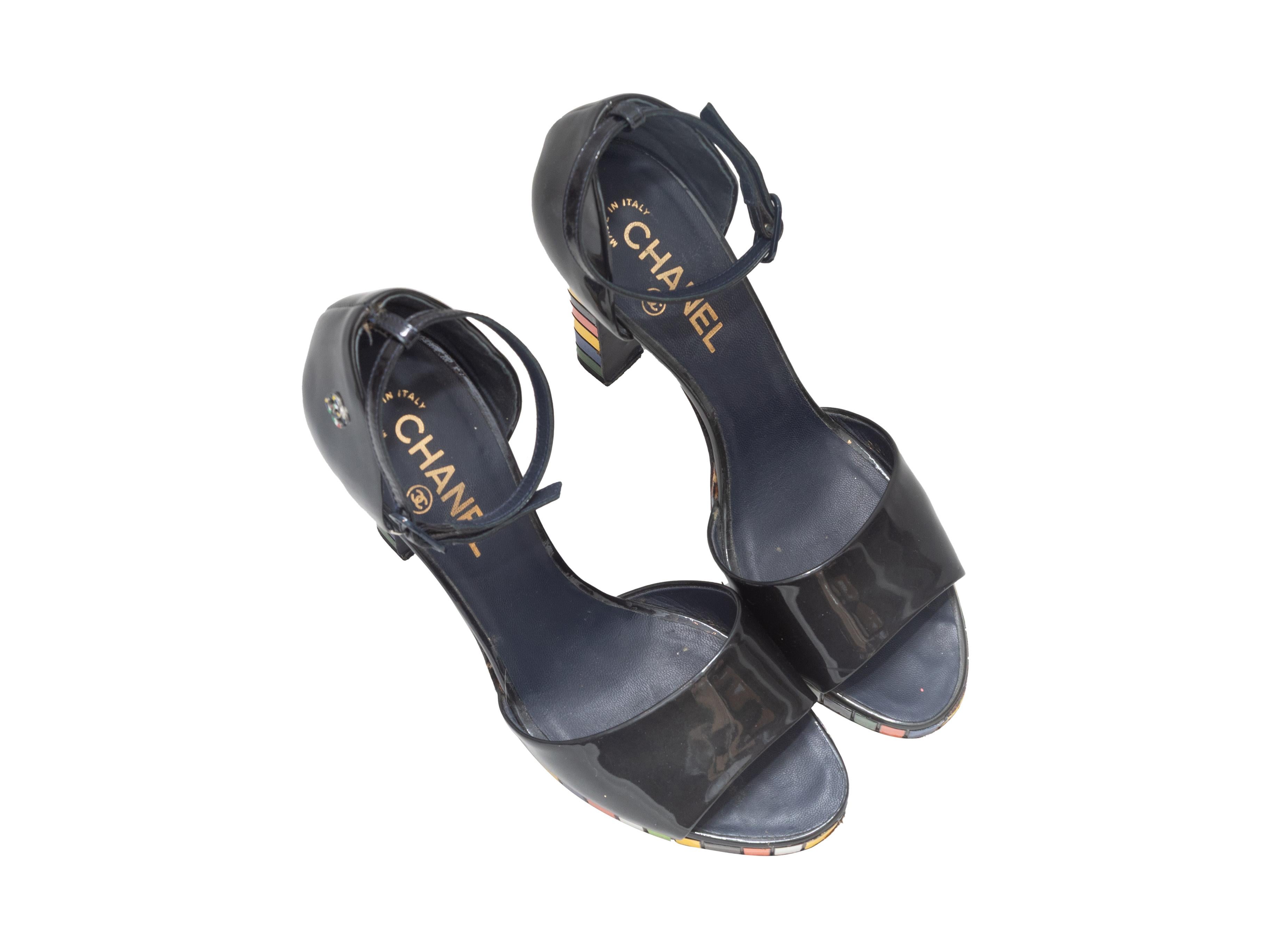 Schwarze Sandalen mit Absatz aus Lackleder und mehrfarbigem Blockabsatz von Chanel. Tonale Schnallenverschlüsse an den Knöchelriemen. 0,75
