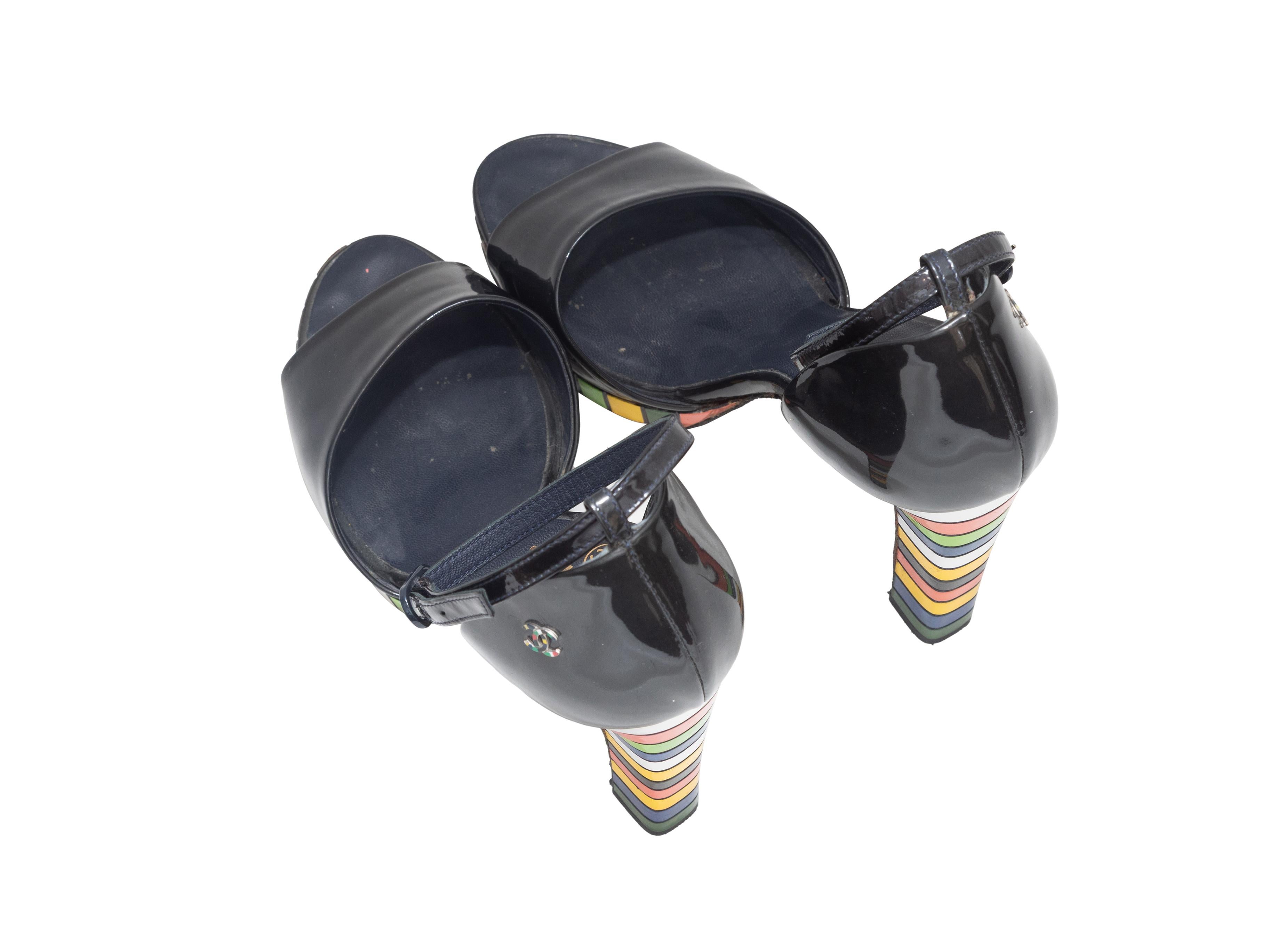 Schwarz & Multicolor Chanel Colorblock Patentabsatzsandalen Größe 39 im Zustand „Gut“ im Angebot in New York, NY