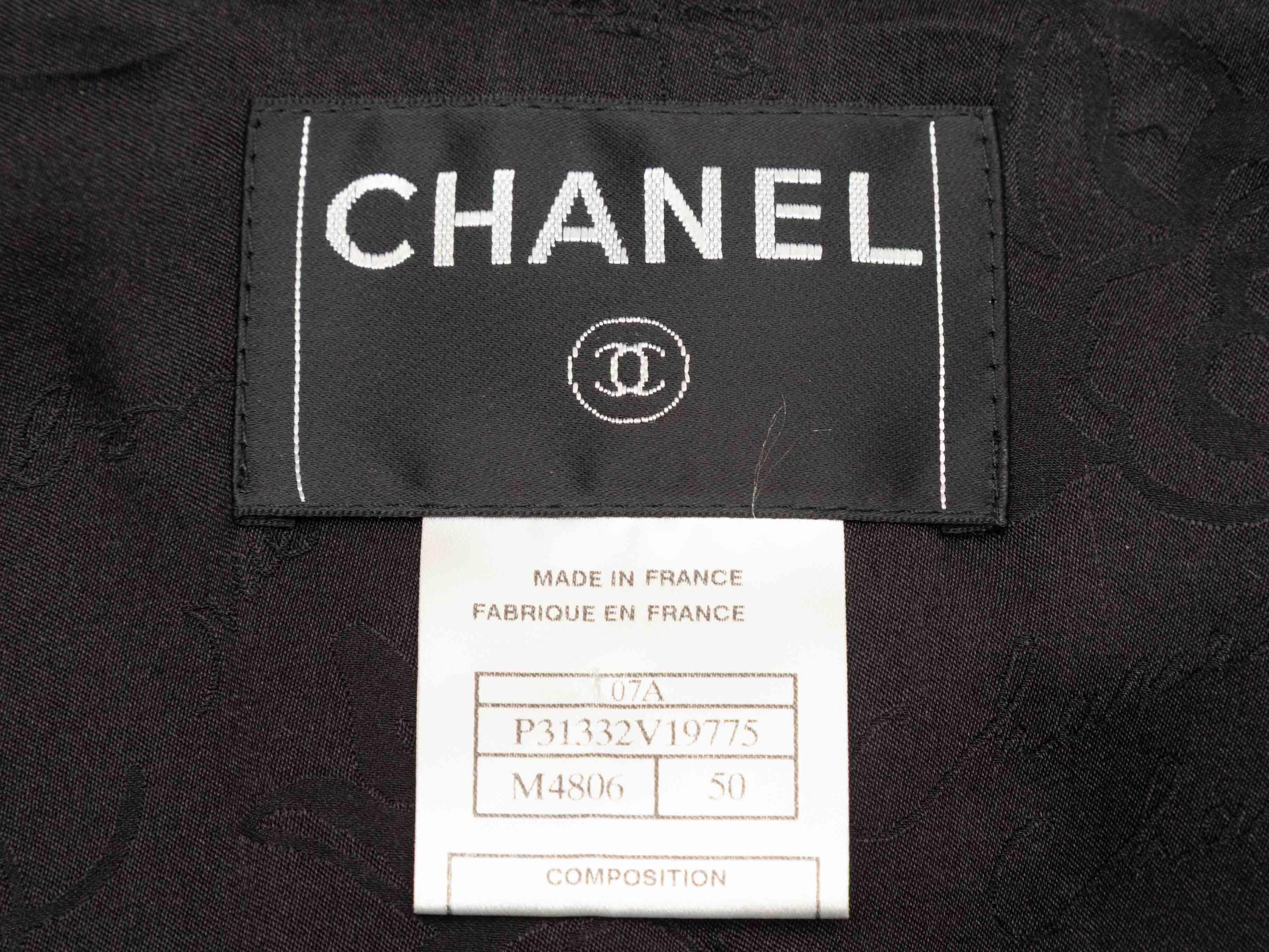Blazer en tweed de laine métallisé noir et multicolore, Chanel. Extrait de la Collectional automne/hiver 2007. Revers cranté. Épaules structurées. Deux poches sur les hanches. Fermetures à crochets sur le devant. Poitrine de 42