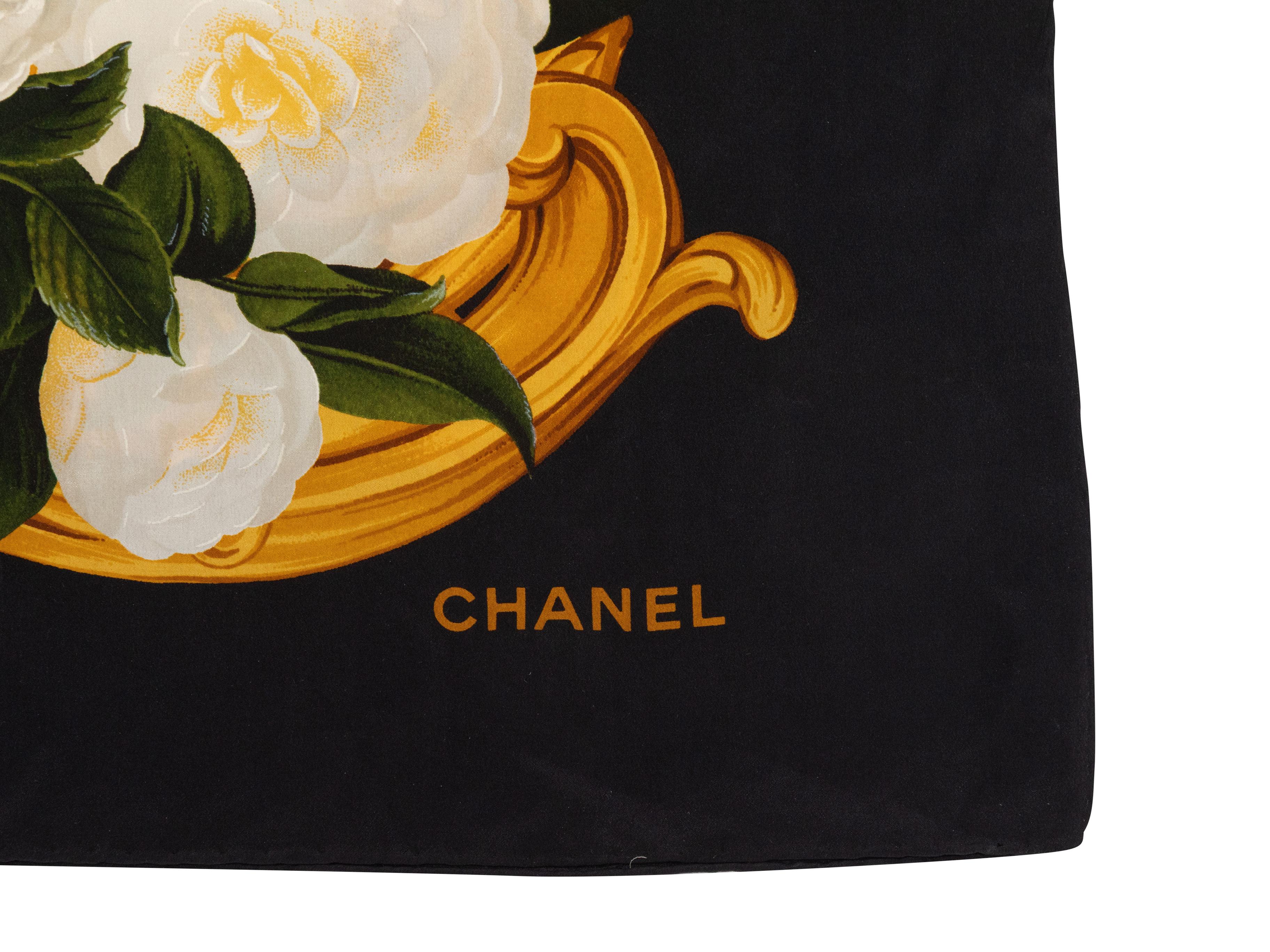 Sciarpa in seta nera e multicolore con stampa camelia di Chanel. Larghezza 53