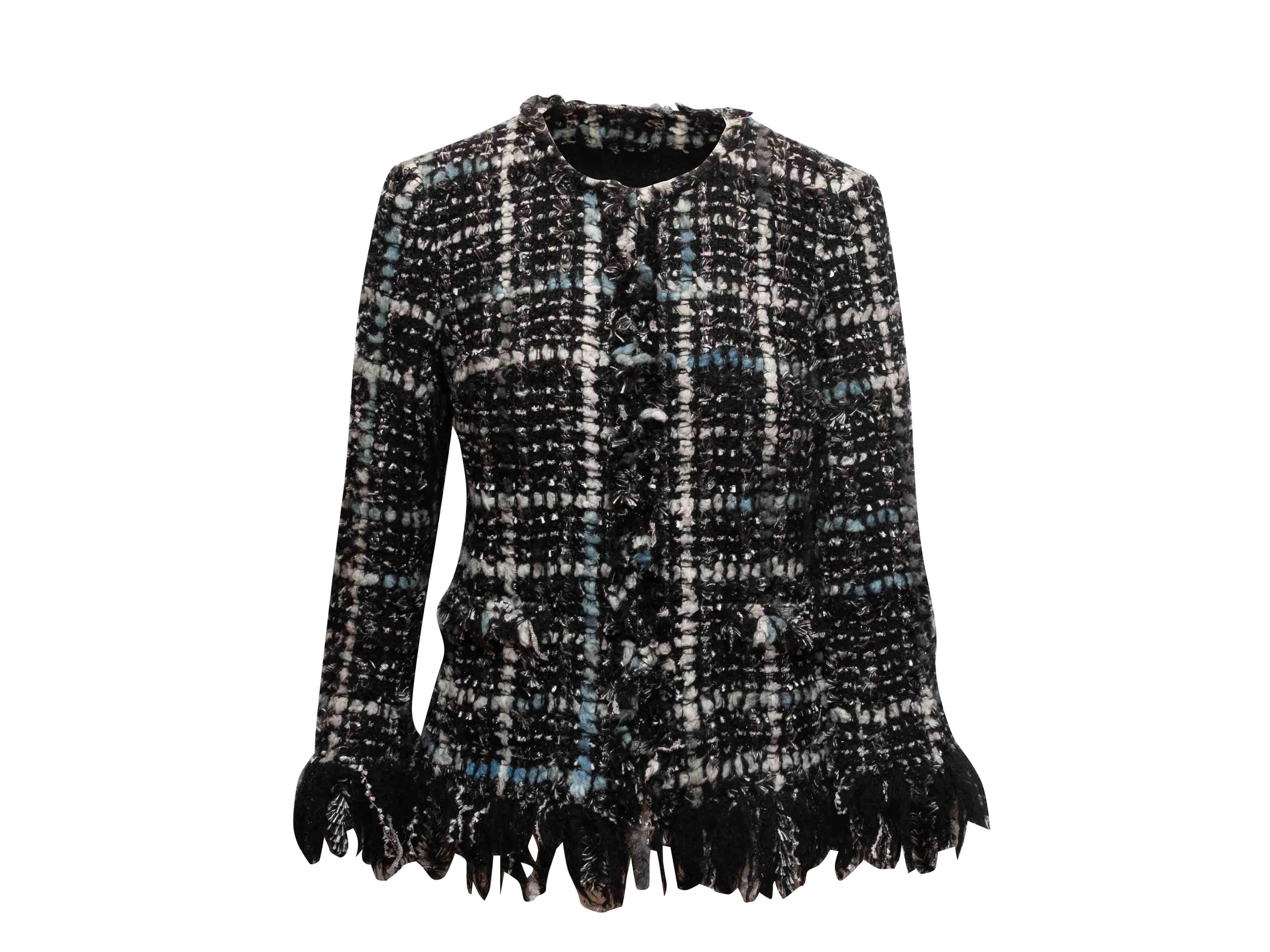 Schwarze, weiße und blaue Slub-Tweed-Wolljacke von Chanel. Fransenbesatz überall. Rundhalsausschnitt. Zwei Gesäßtaschen. Vordere Verschlüsse. 36