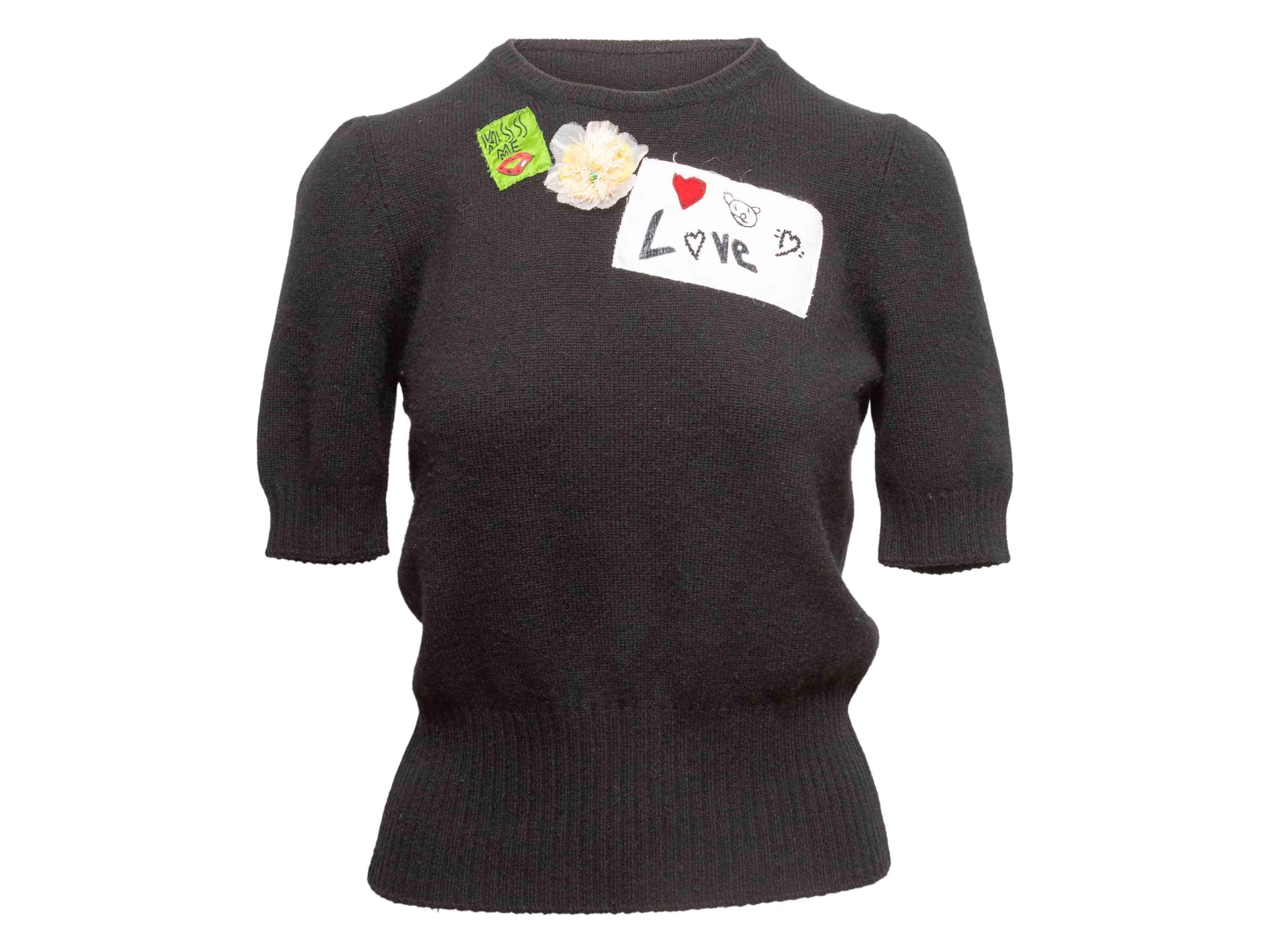 Top en cachemire noir et multicolore à manches courtes et patchs en tricot, Dolce & Gabbana. Col ras du cou. Ornements en patchs sur le devant. Poitrine de 32