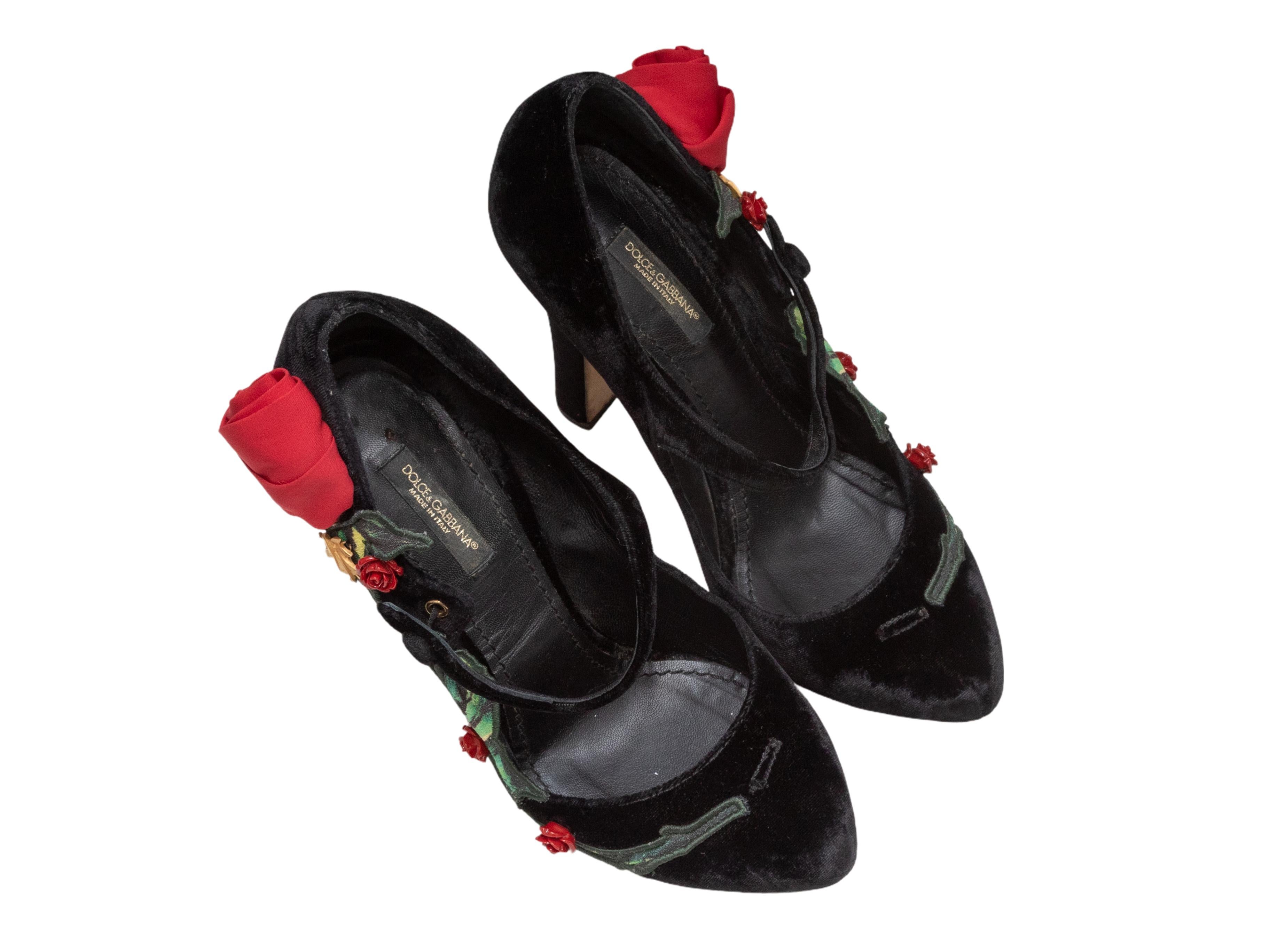 Produkt-Details: Schwarze und mehrfarbige Mary-Jane-Absätze mit Blumenapplikationen aus Samt von Dolce & Gabbana. 4,5