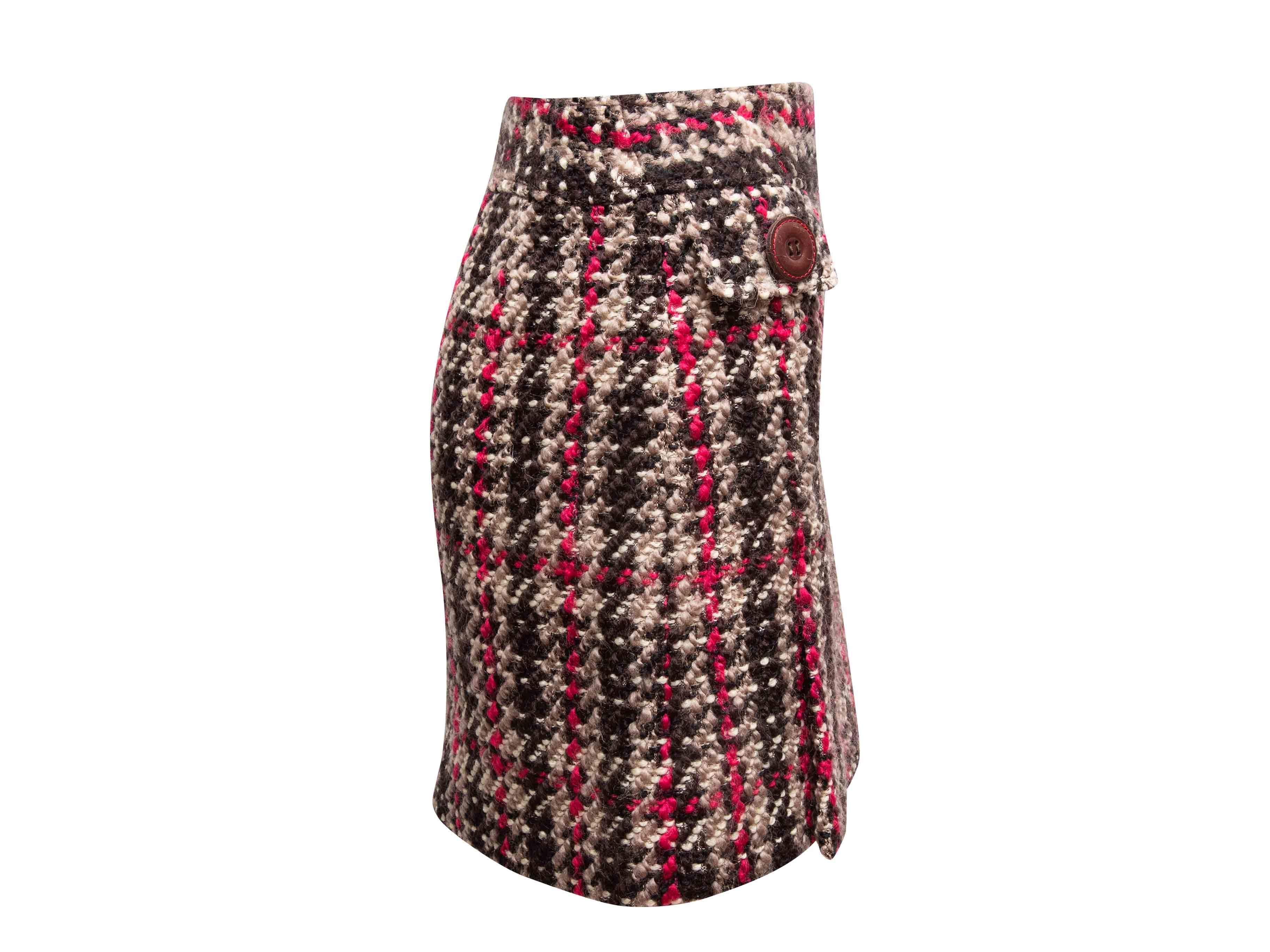 Minifalda de tweed a cuadros de lana virgen negra, beige y roja de Dolce & Gabbana. Dos bolsillos de imitación delante. Cierre con cremallera en la espalda. 26