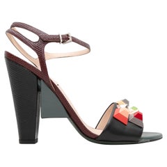 Schwarze & mehrfarbige Fendi-Sandalen mit Absatz und Cabochon-Verzierung