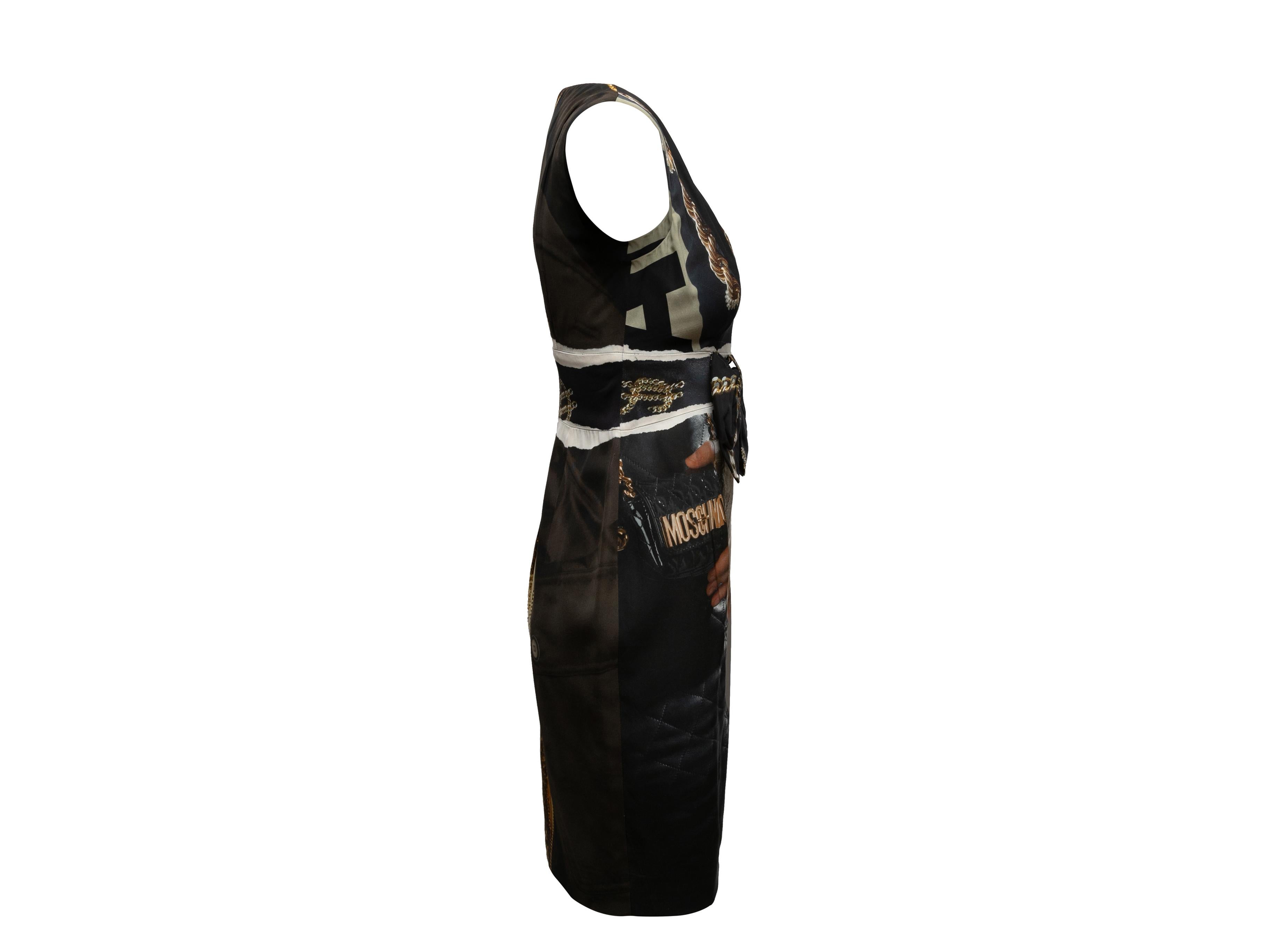 Robe sans manches à imprimé photographique noir et multicolore, signée Moschino Couture. Décolleté en V. Noeud sur le devant du corsage. Poitrine 26