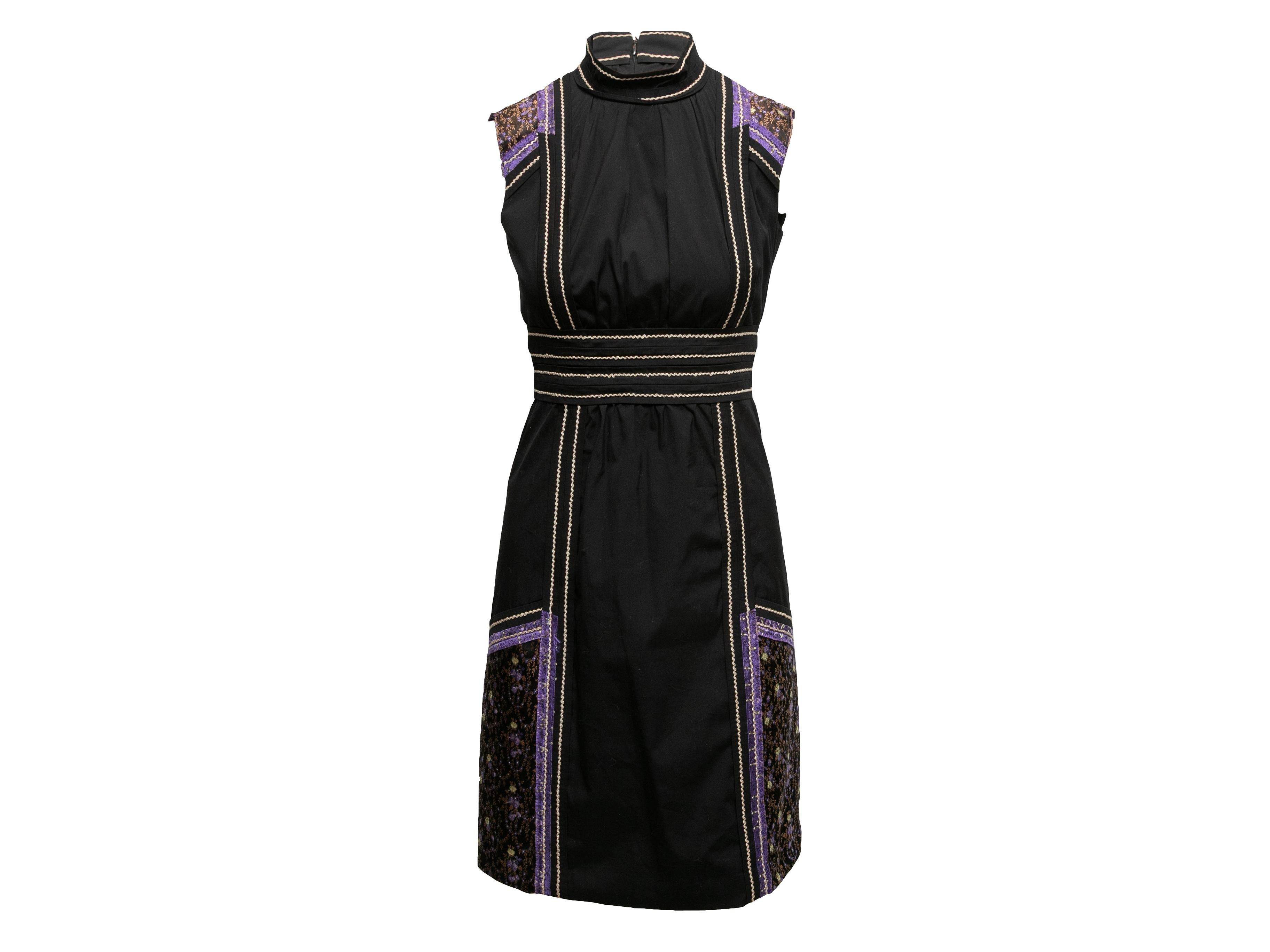 Détails du produit : Robe sans manches en Chinoiserie noire et multicolore de Prada. Col roulé. Accents floraux sur les panneaux. Fermeture à glissière au dos. Poitrine 32
