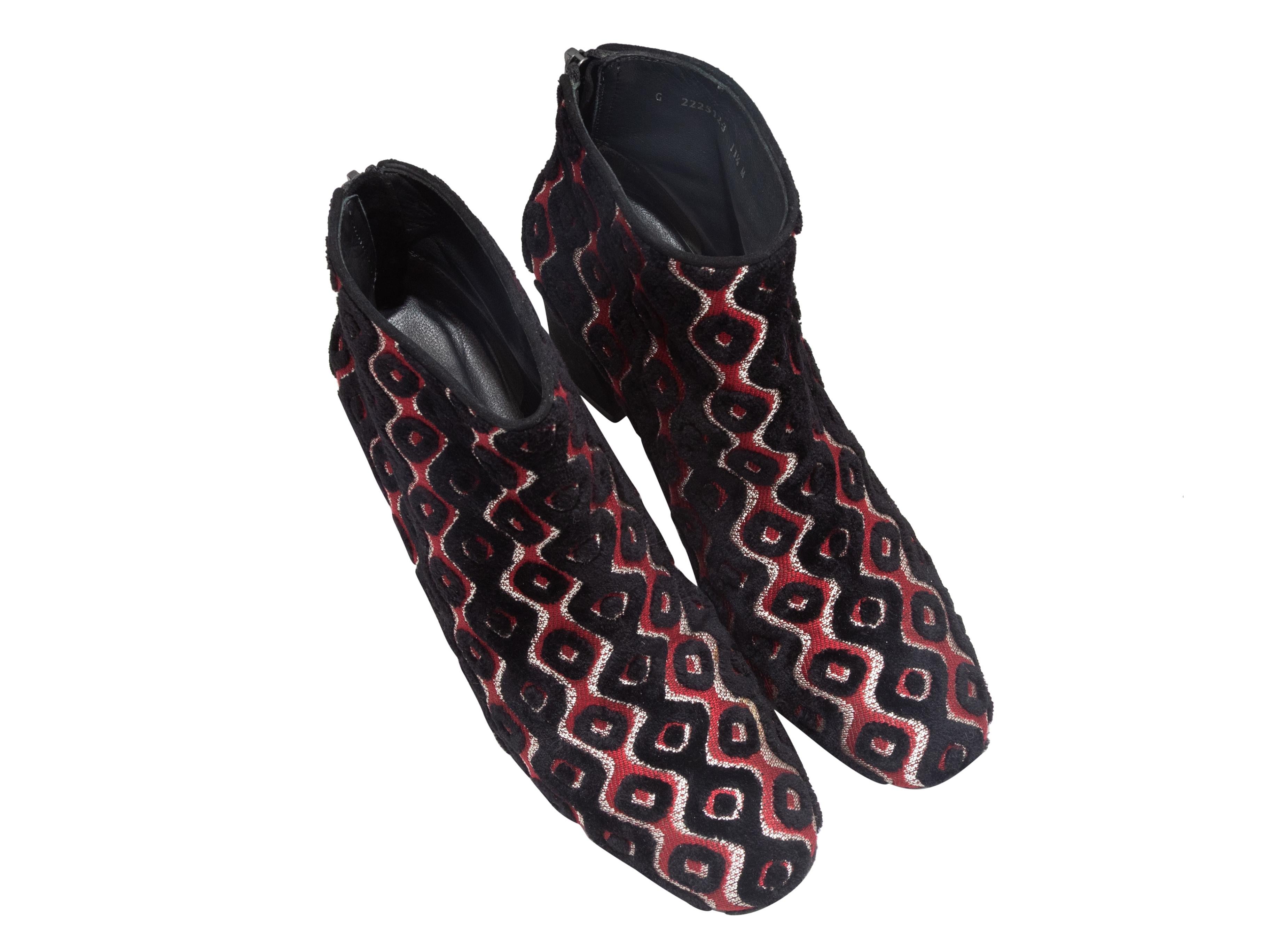 Bottines à talons à motif jacquard noir, blanc et rouge de Stuart Weitzman. Talons hauts. Fermeture à glissière au niveau du talon. Hauteur de la tige : 4,25