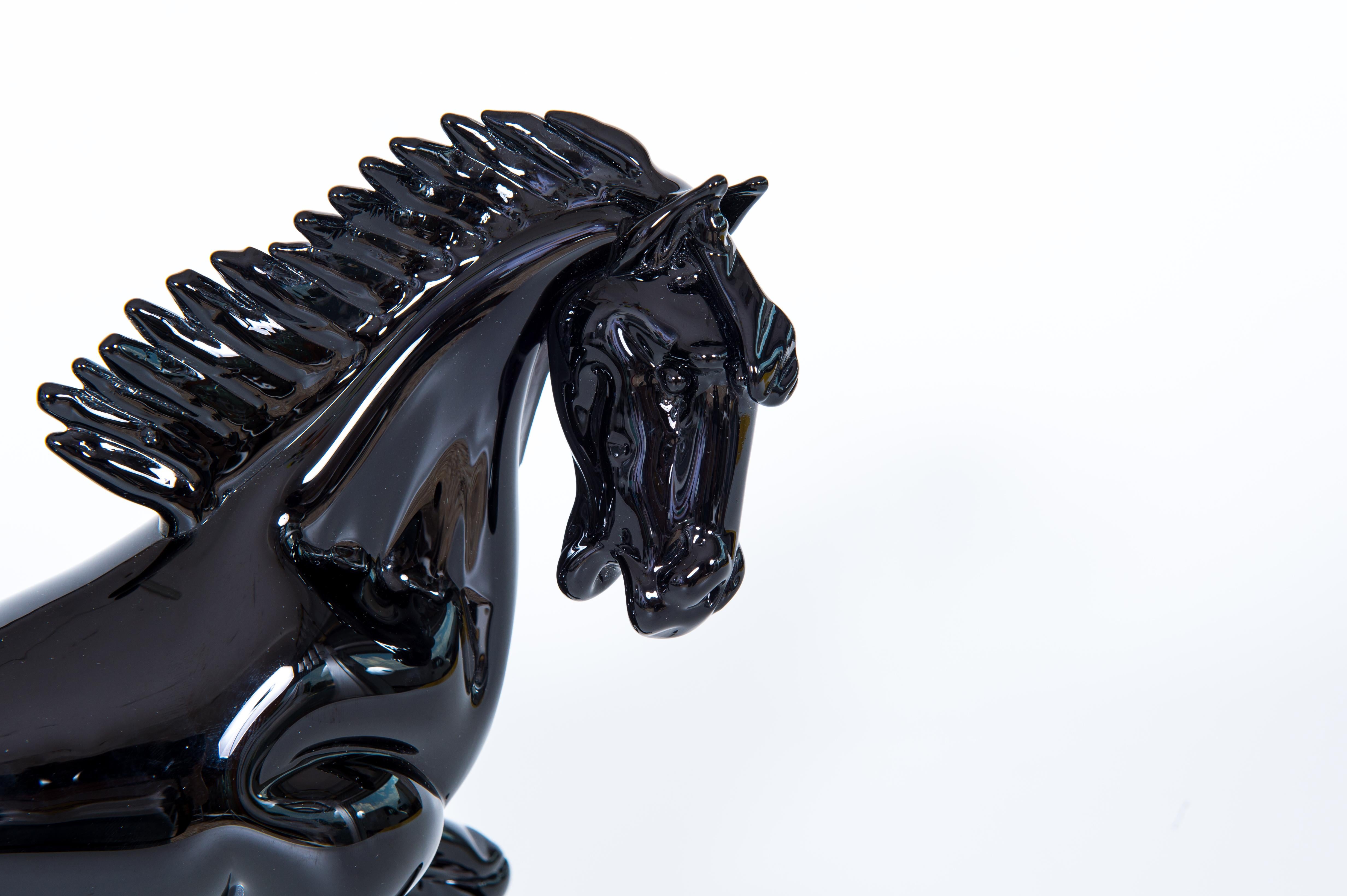 Sculpture en verre de Murano noir représentant un cheval en train de se cabrer par Giovanni Dalla Fina, Italie, années 1970 en vente 2