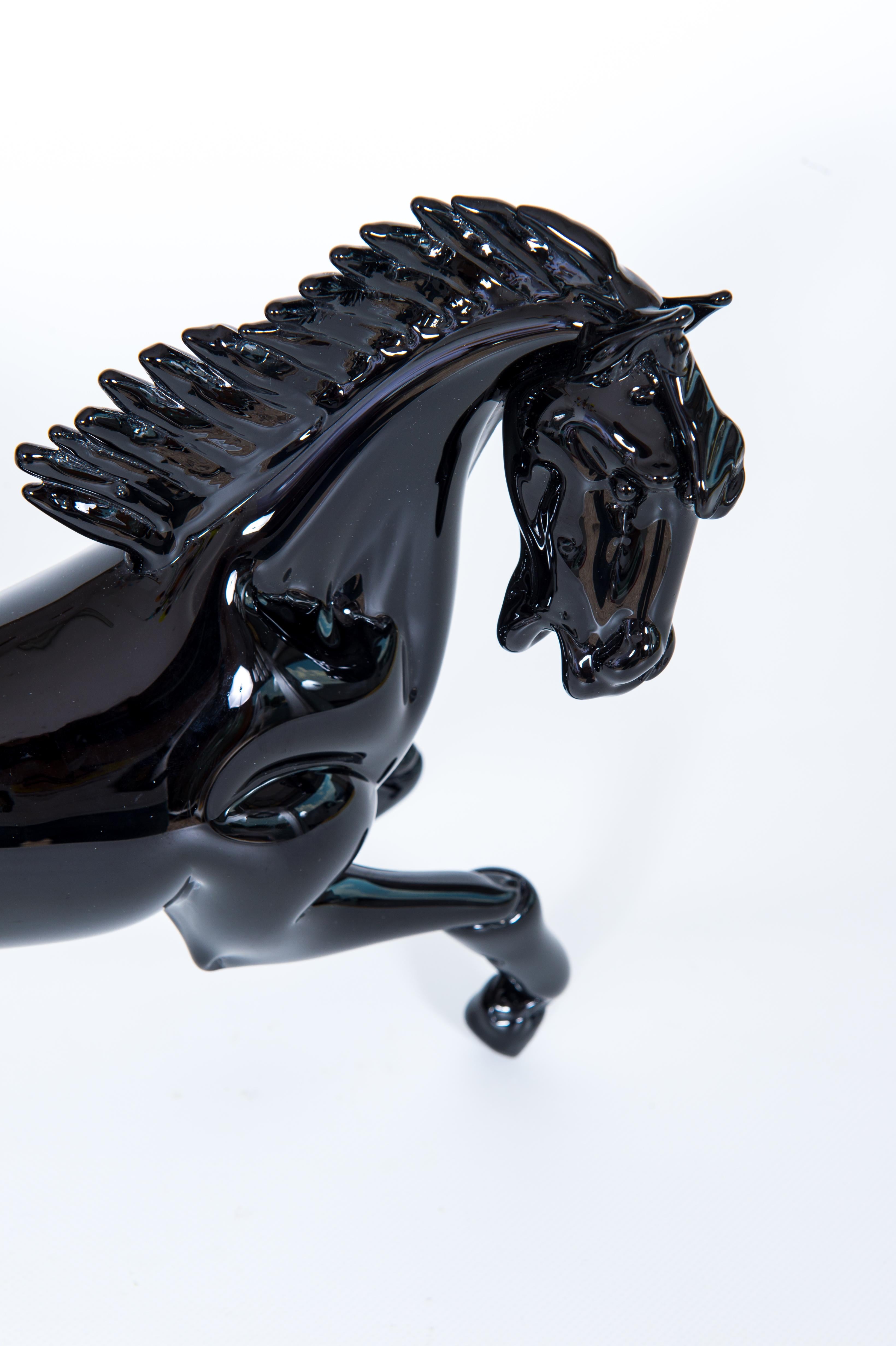 italien Sculpture en verre de Murano noir représentant un cheval en train de se cabrer par Giovanni Dalla Fina, Italie, années 1970 en vente