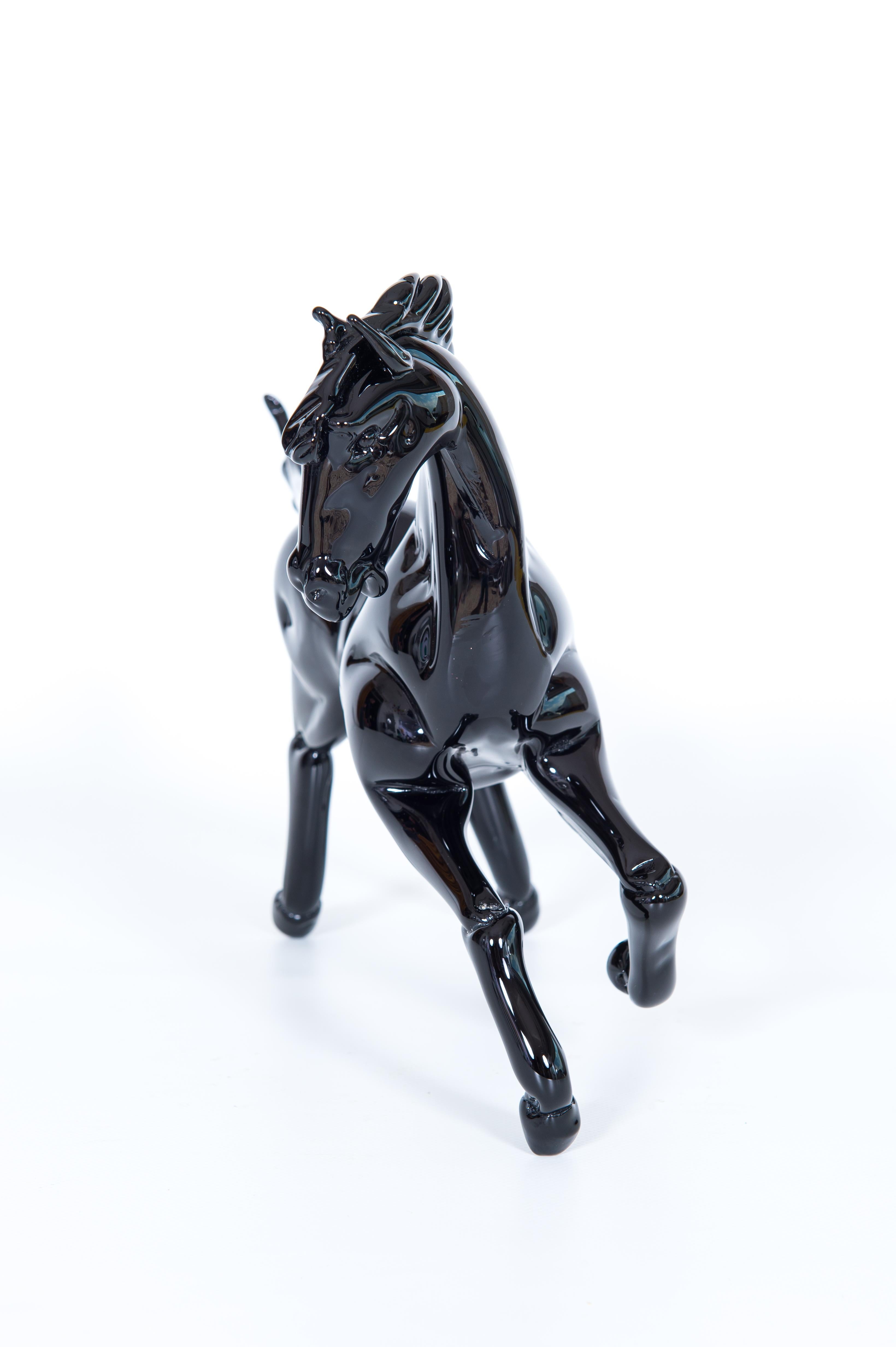 Fait main Sculpture en verre de Murano noir représentant un cheval en train de se cabrer par Giovanni Dalla Fina, Italie, années 1970 en vente