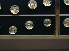 Buffet en verre de Murano noir avec 28 joyaux sphériques, garniture et pieds en laiton disponible