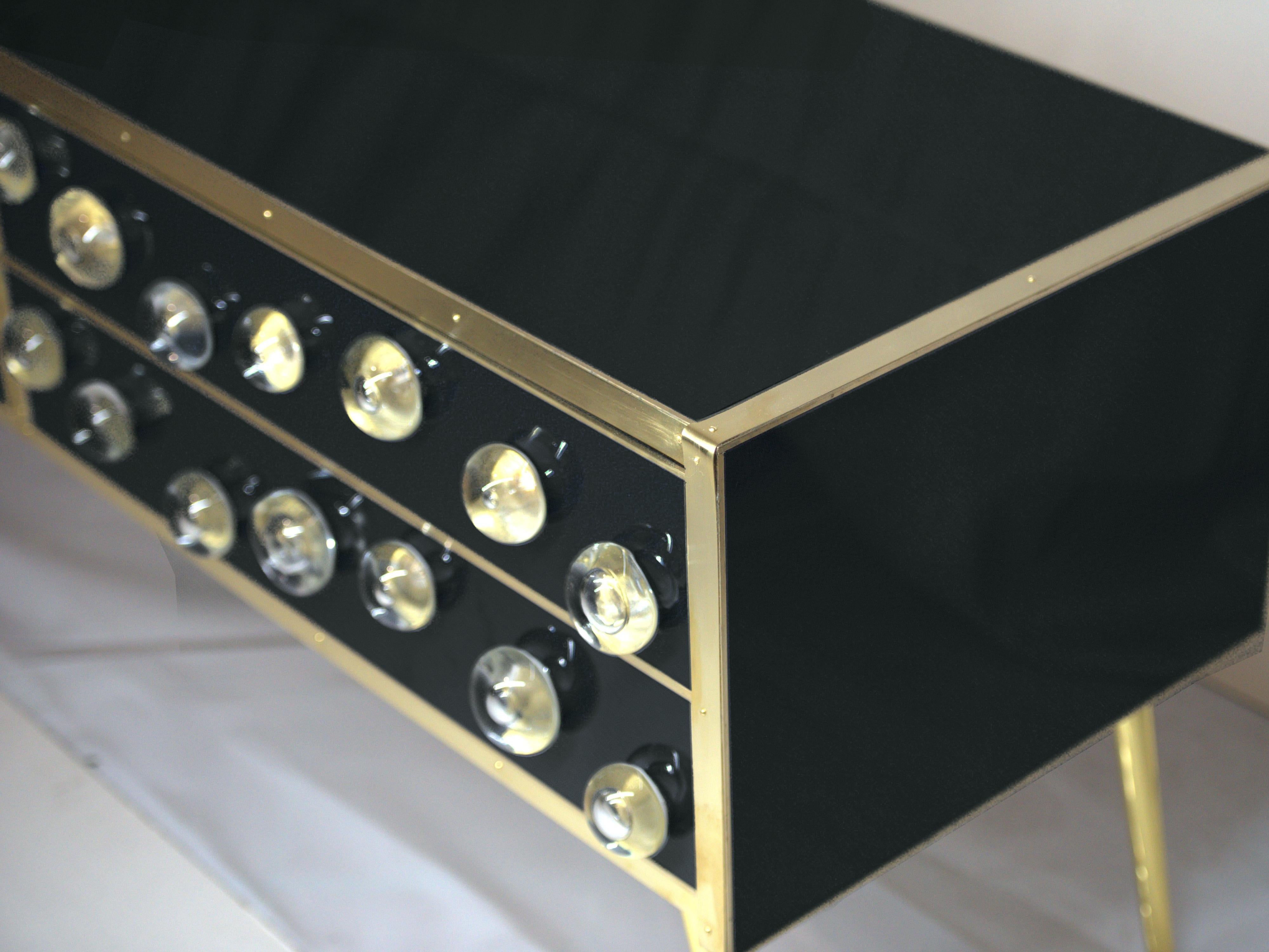Moderne Buffet en verre de Murano noir avec 28 joyaux sphériques, garniture et pieds en laiton disponible en vente