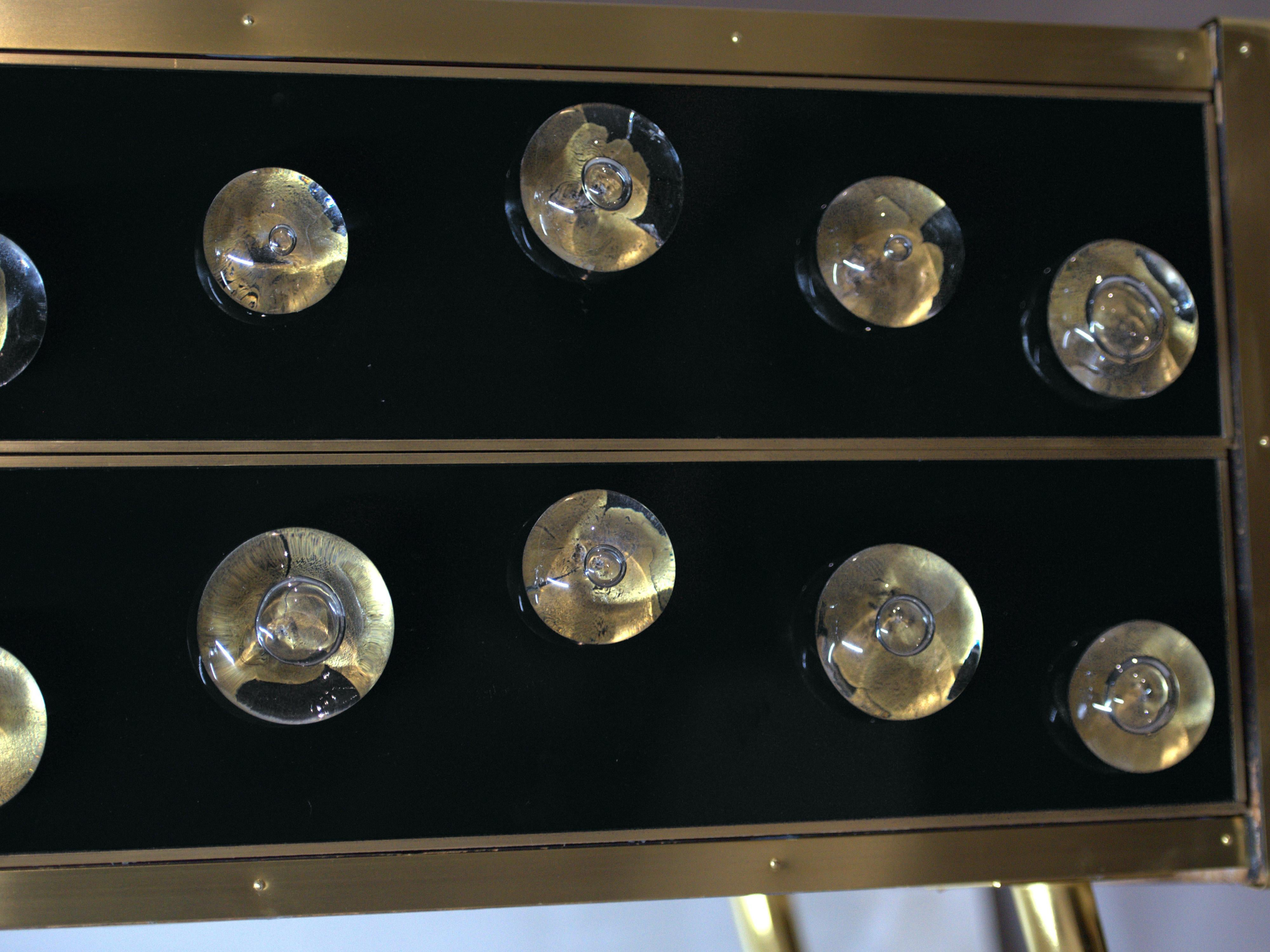 Italian Buffet en verre de Murano noir avec 28 joyaux sphériques, garniture et pieds en laiton disponible en vente