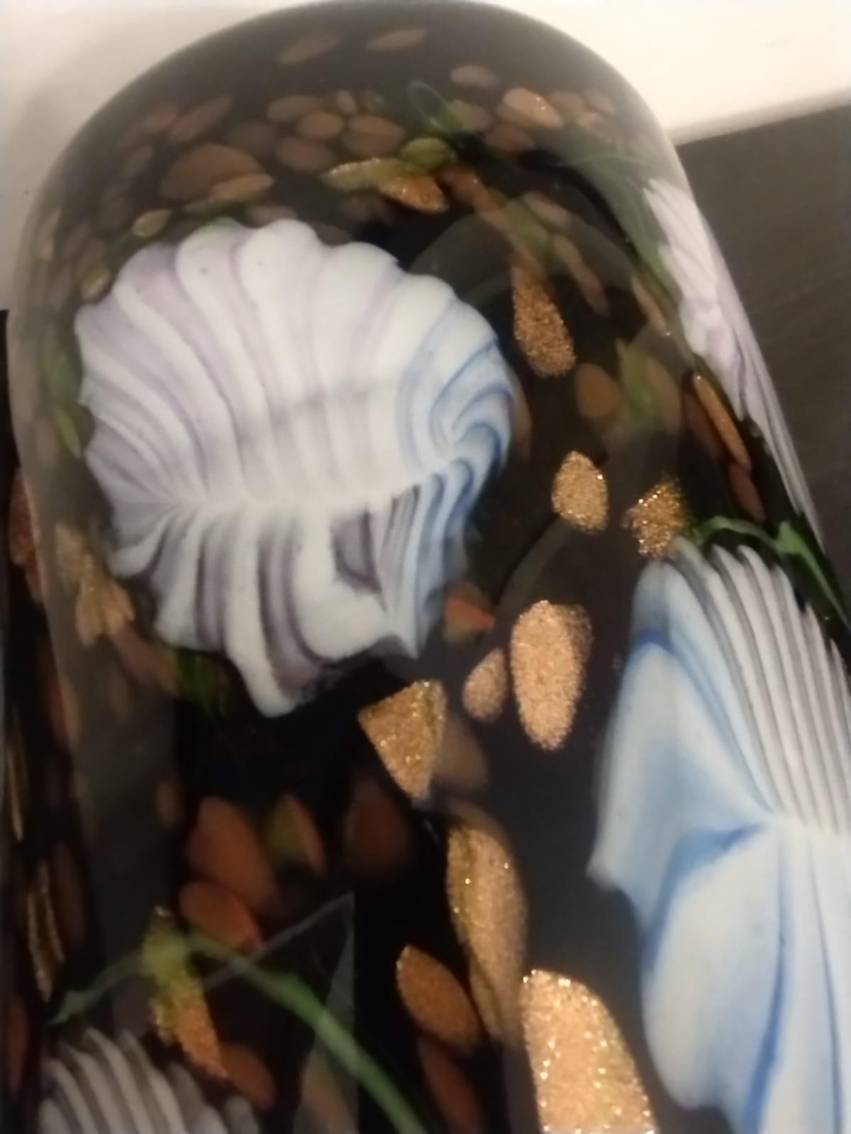 Vase en verre de Murano, fond noir avec décor floral et taches d'aventurine.