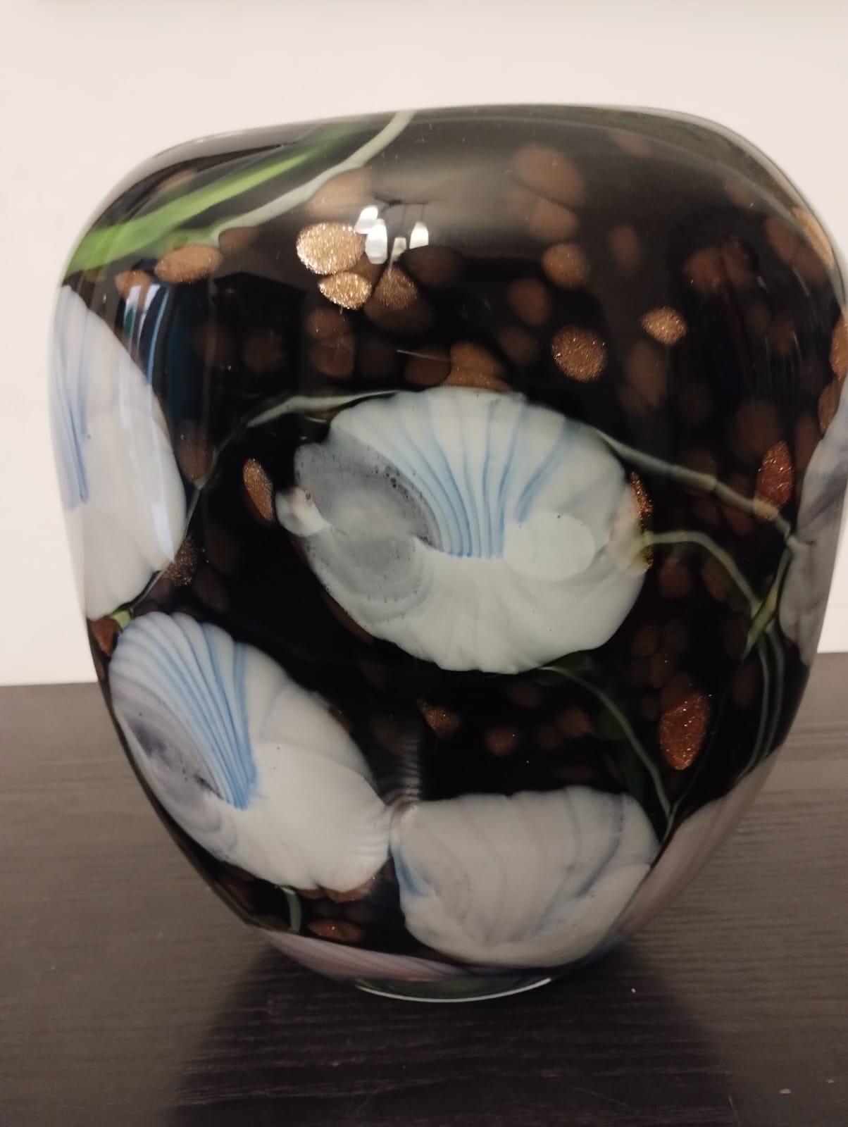 Vaso in vetro di Murano, fondo nero con decorazione floreale e macchie di avventurina