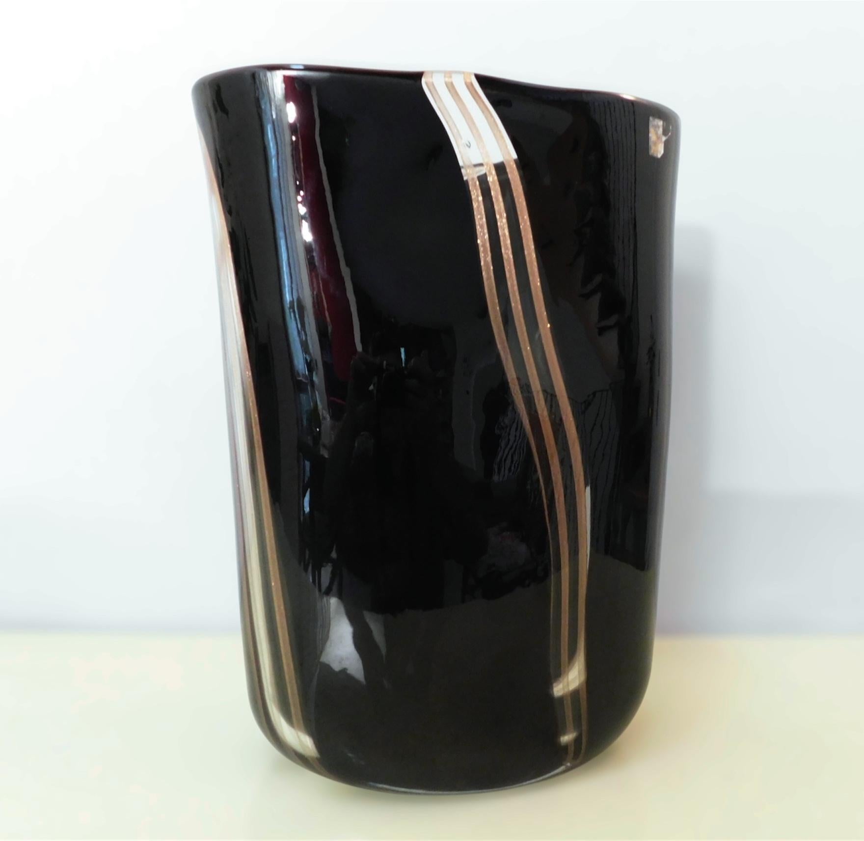 Vaso italiano in vetro artistico nero di Murano soffiato a mano con strisce infuse di macchie d'oro / Prodotto in Italia da Giuliano Busato, circa anni '90
Marchio originale del produttore sul lato inferiore
Misure: Altezza 15 pollici, larghezza