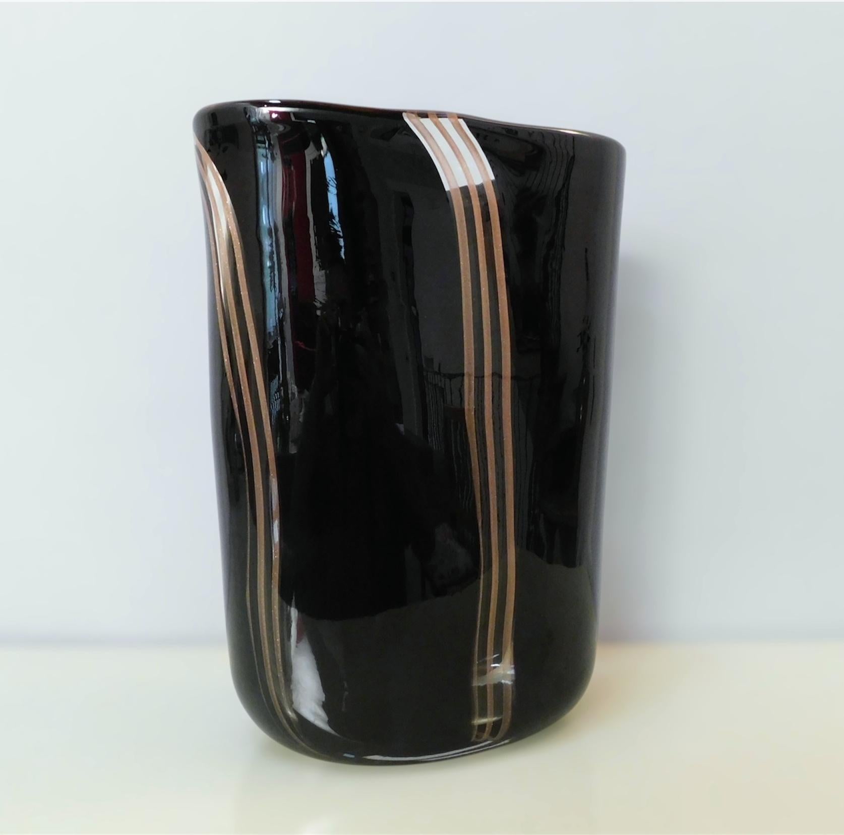 Moderno Vaso di Murano nero con strisce dorate di Giuliano Busato in vendita