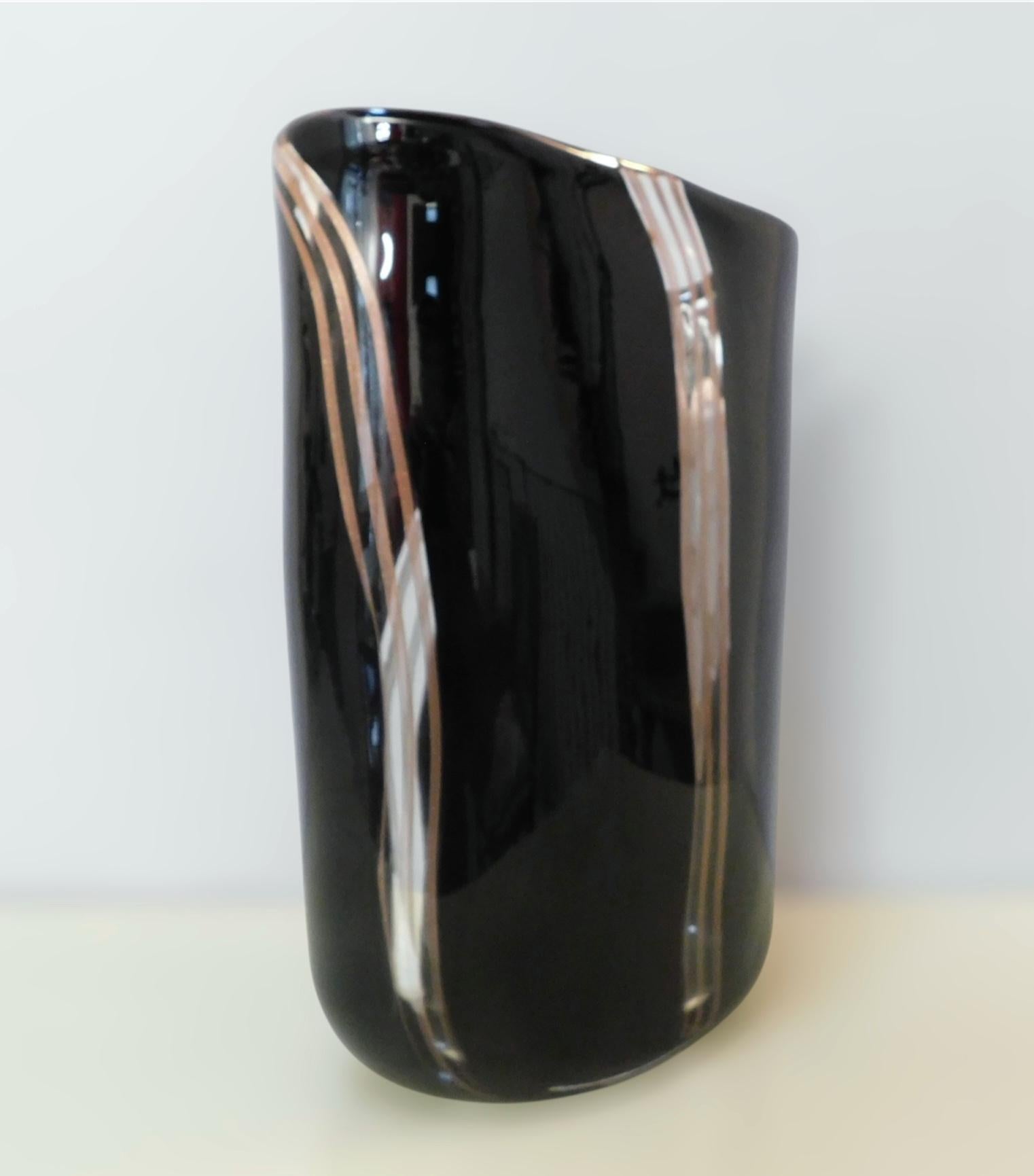 Italiano Vaso di Murano nero con strisce dorate di Giuliano Busato in vendita