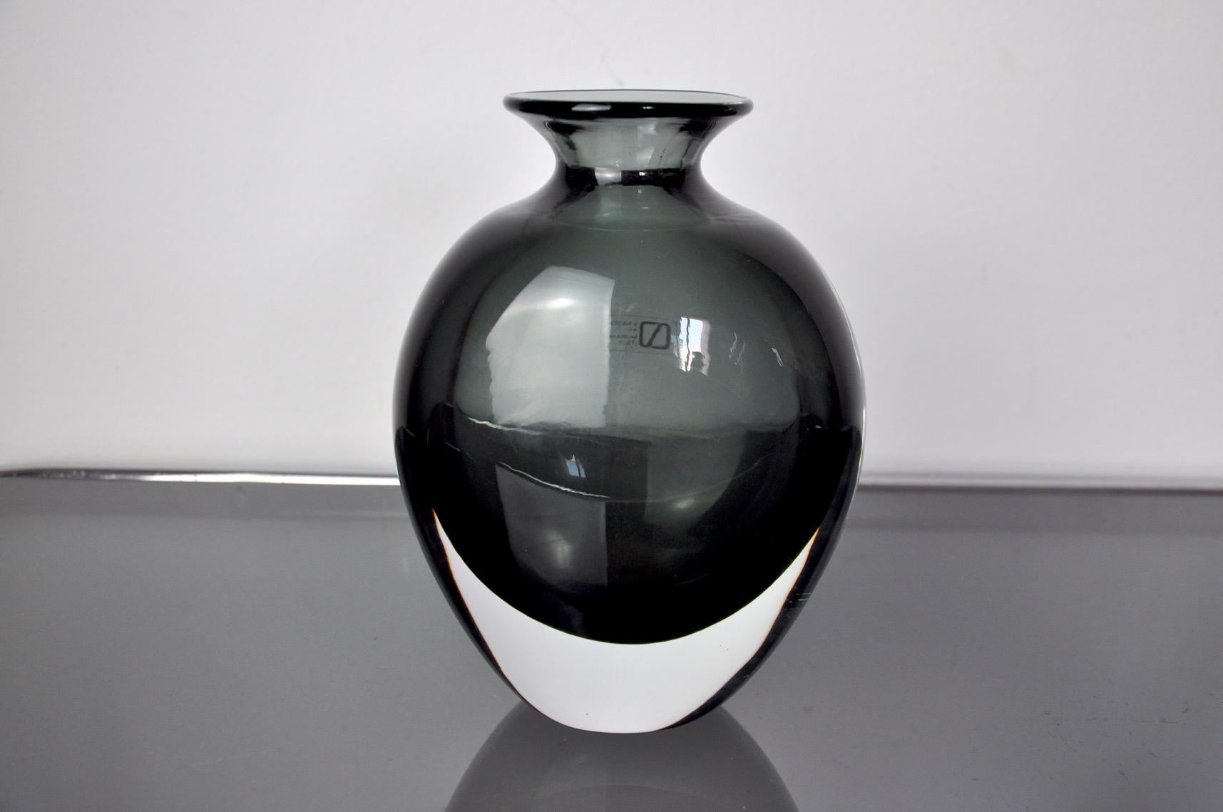 Very beautiful and rare vase in black and transparent italian art glass nason blown by hand.

This vase still has its label of the famous brand v&c nason and was made by carlo and vincenzo nason in murano, italy, in the 1960s.

This vase is a