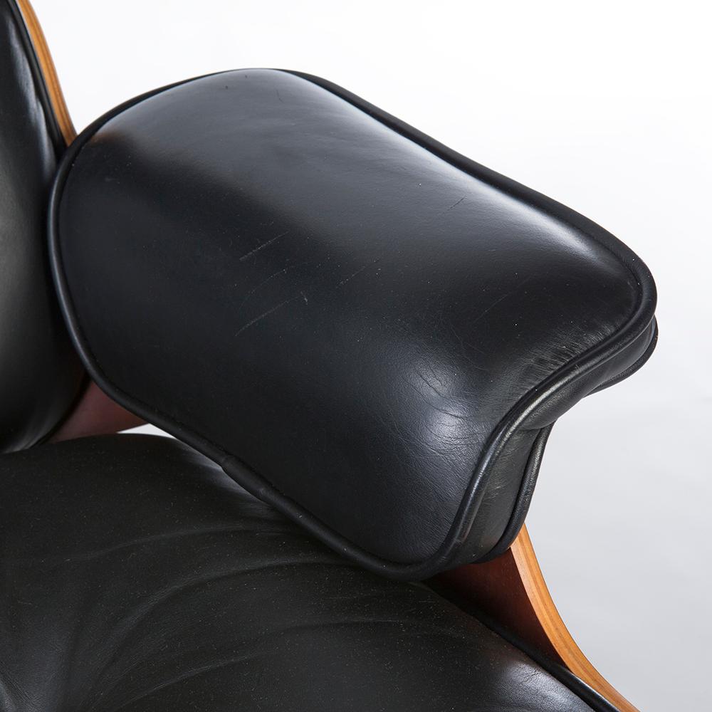 Black and Natural Cherry Herman Miller Eames Original Lounge Chair and Ottoman In Good Condition In Loughborough, Leicester
