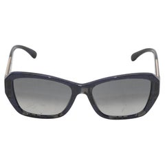 Schwarze & marineblaue Chanel-Sonnenbrille mit bedruckter Kette und Akzent