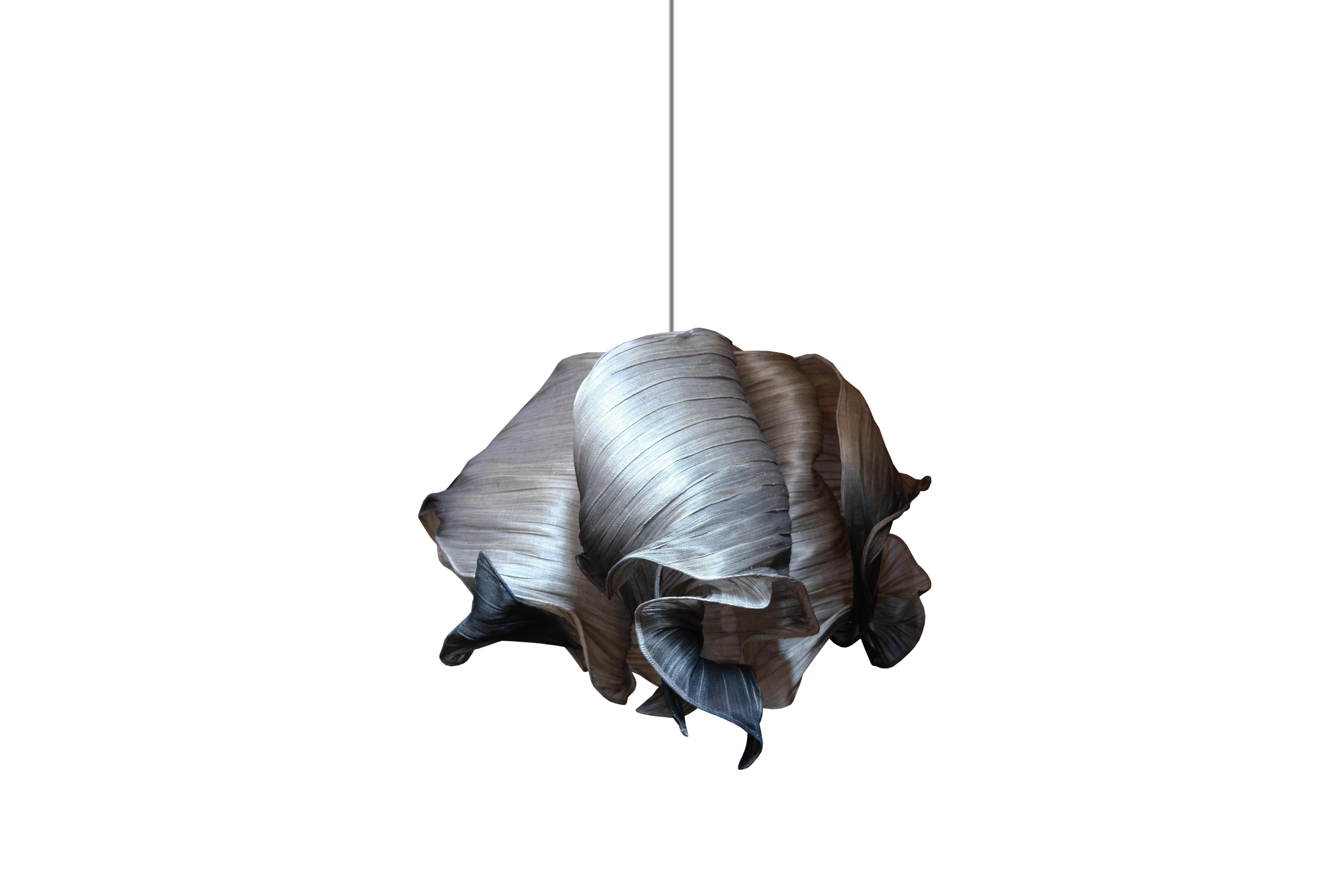 Lampe suspendue Black Nebula peinte à la main par Mirei Monticelli
Dimensions : P 60 x L 60 x H 60 cm
Matériaux : Tissu Banaca
Également disponible en tissu peint à la main.

Fournissant une lumière douce dans un design organique et unique, la