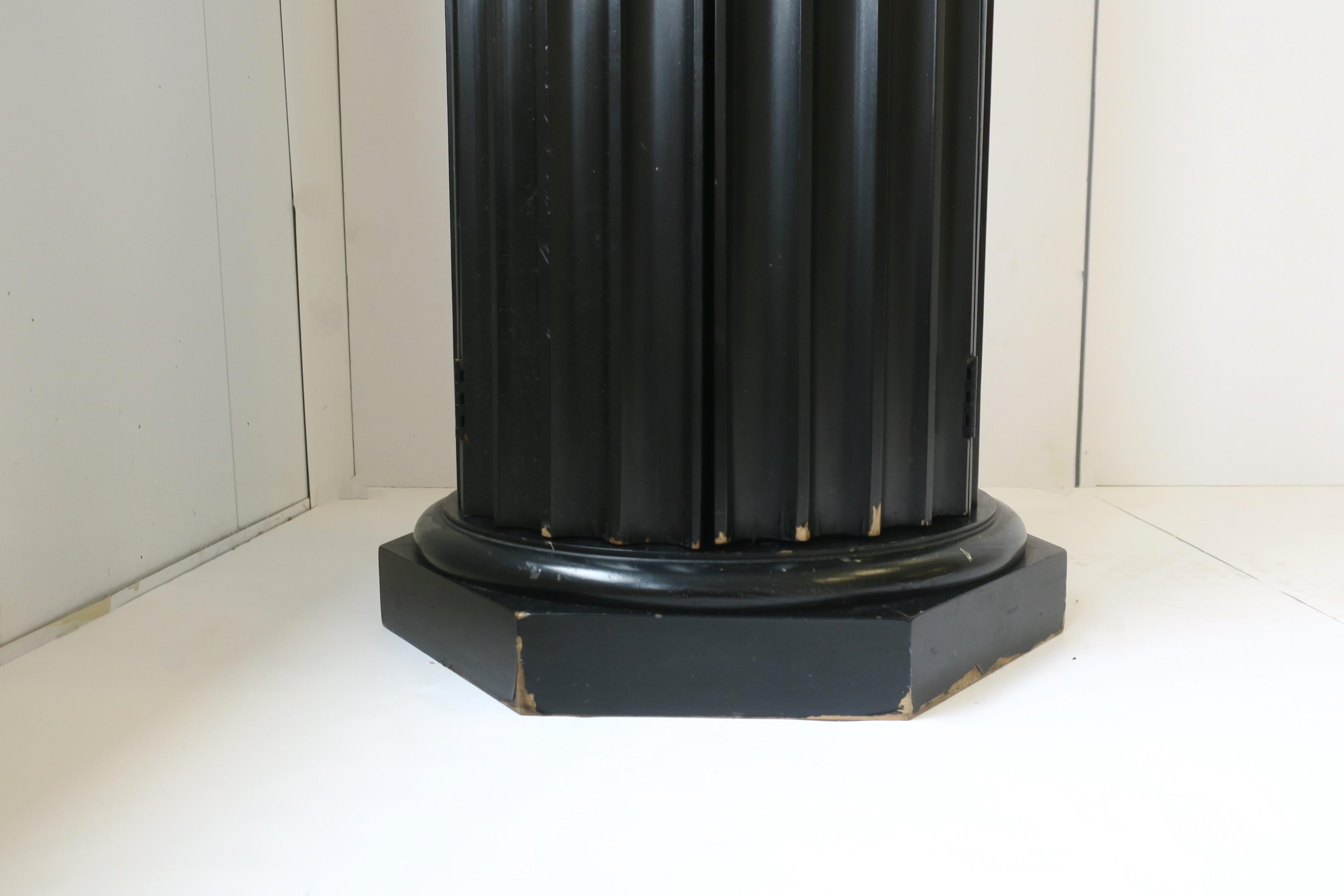 Colonne noire de style néoclassique The Pedestal Pillar Stand Marble Top en vente 3