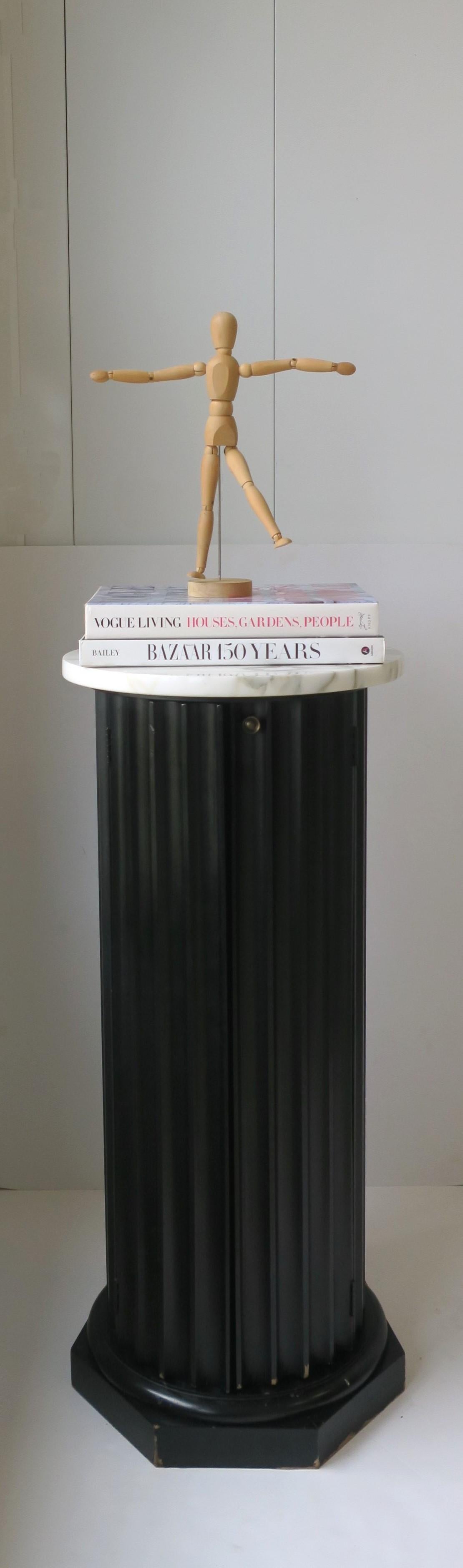 Schwarz Neoklassischen Stil Column Pedestal Pillar Stand Marmor Top (amerikanisch) im Angebot