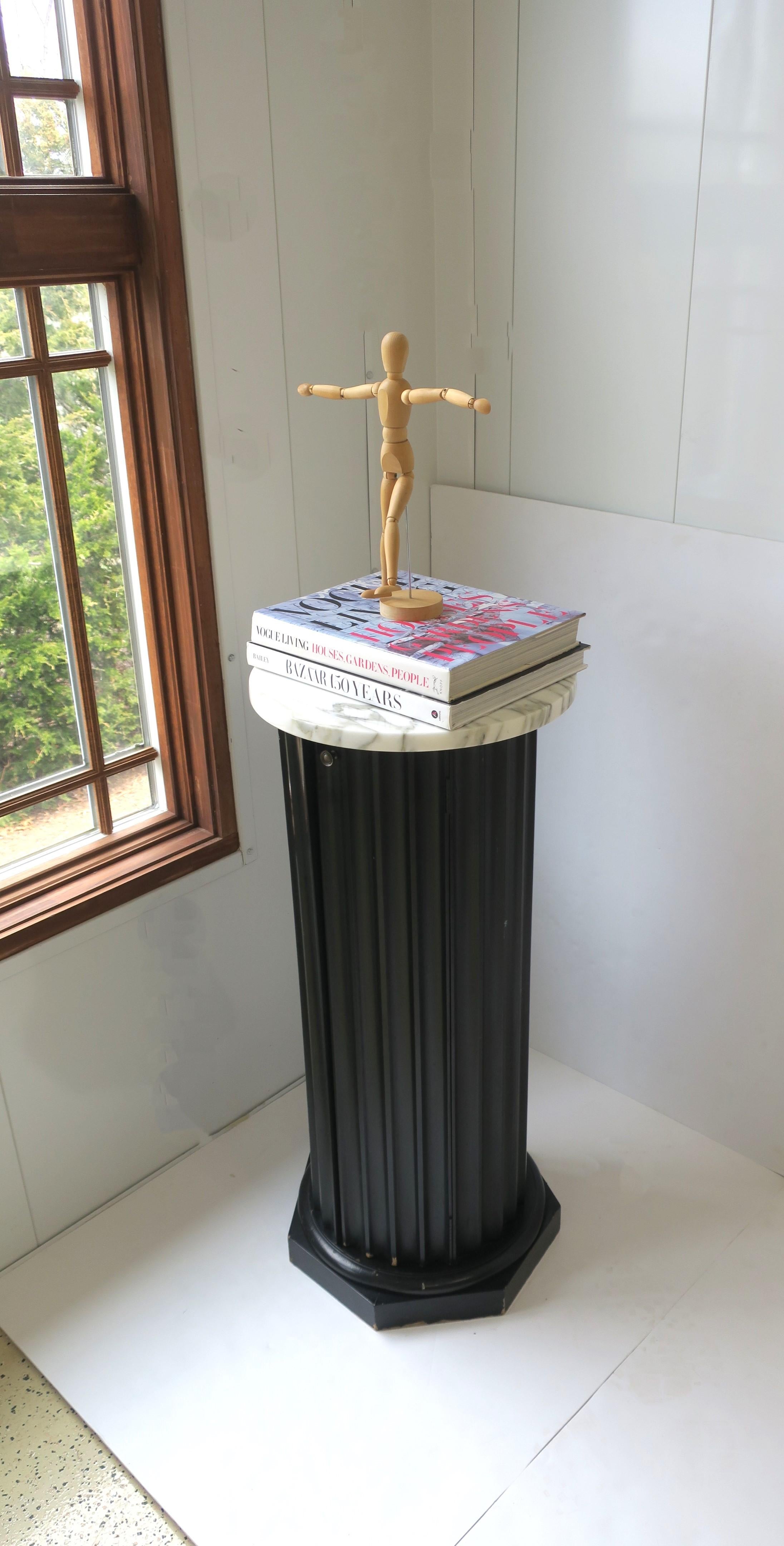 Black Neoclassical Style Column Pedestal Pillar Stand Marble Top In Good Condition For Sale In New York, NY