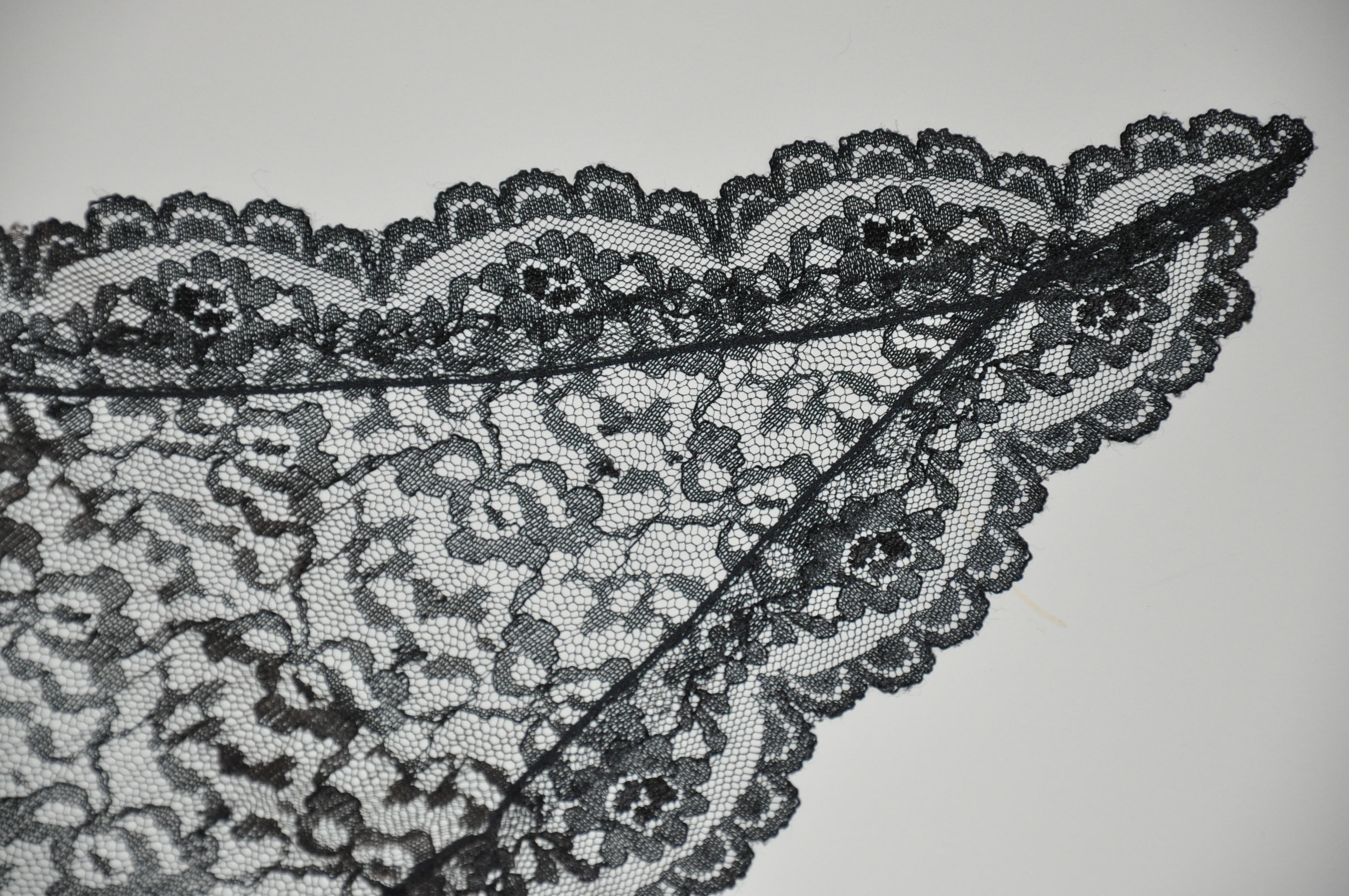 Écharpe noire « Baby Floral » rehaussée de petits bords festonnés Unisexe en vente