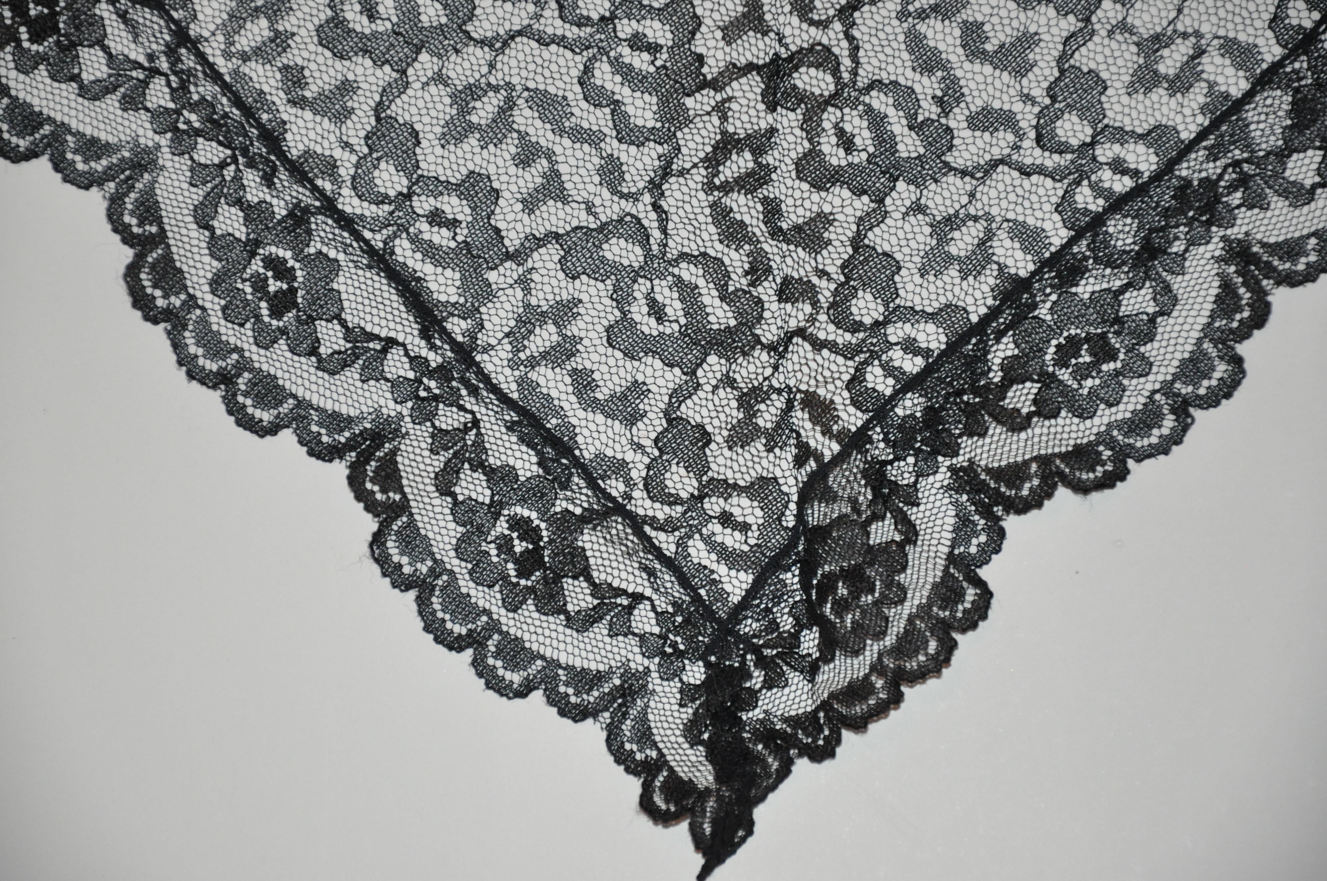 Écharpe noire « Baby Floral » rehaussée de petits bords festonnés en vente 2