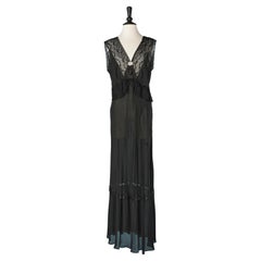 Schwarzes Nachtkleid mit Spitzeneinsatz und Satinblume in der Mitte der Vorderseite