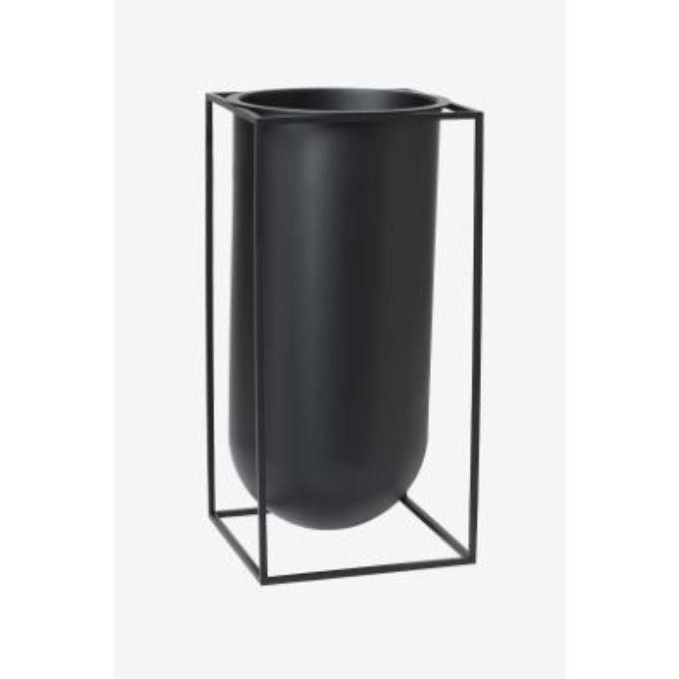 Black Nolia Kubus vase by Lassen
Dimensions: D 20 x W 20 x H 40 cm 
Materials: Metal 
Weight: 3.50 Kg

Staying beautifully grounded with dimensions that work perfectly on this level, the Nolia floor vase is a new member of the iconic Kubus