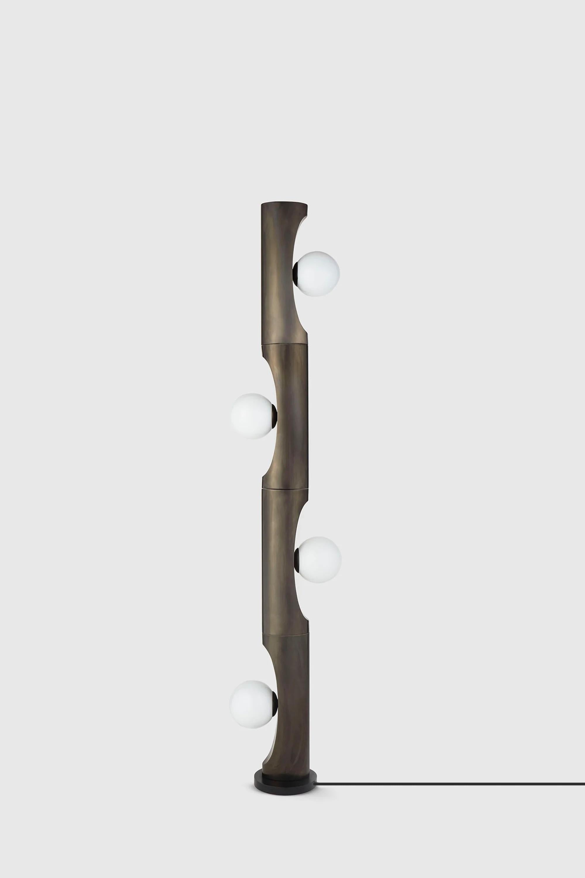 Lámpara de pie Black Notch by Hatsu
Dimensiones: A 33,6 x A 185 cm
Materiales: Acero chapado, cristal opalino.

Disponible en colores arco iris, negro u oro rosa. Póngase en contacto con nosotros.

Todas nuestras lámparas pueden cablearse según cada