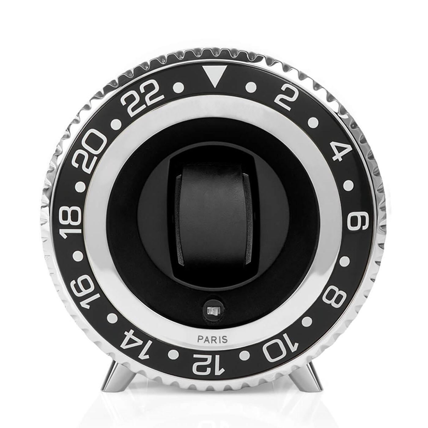 Watch winder black notched with bezel in blackened aluminium, structure
in aluminium in nickel finish. Rotating small case for automatic watches
covered with notched blackened aluminium in nickel finish. Integrated
watch winder with a cycle of