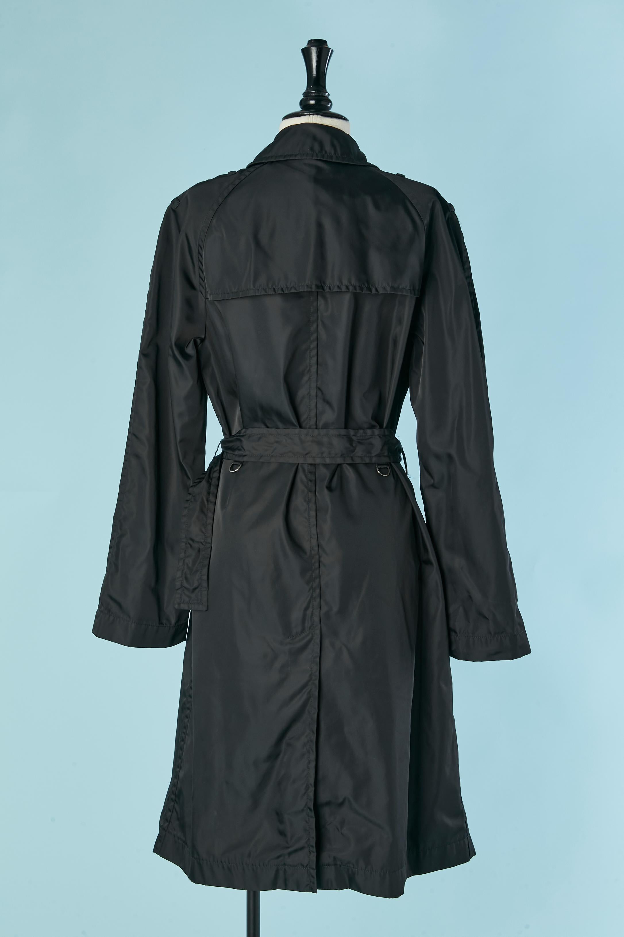 Trench noir en nylon à double boutonnage PRADA en vente 2