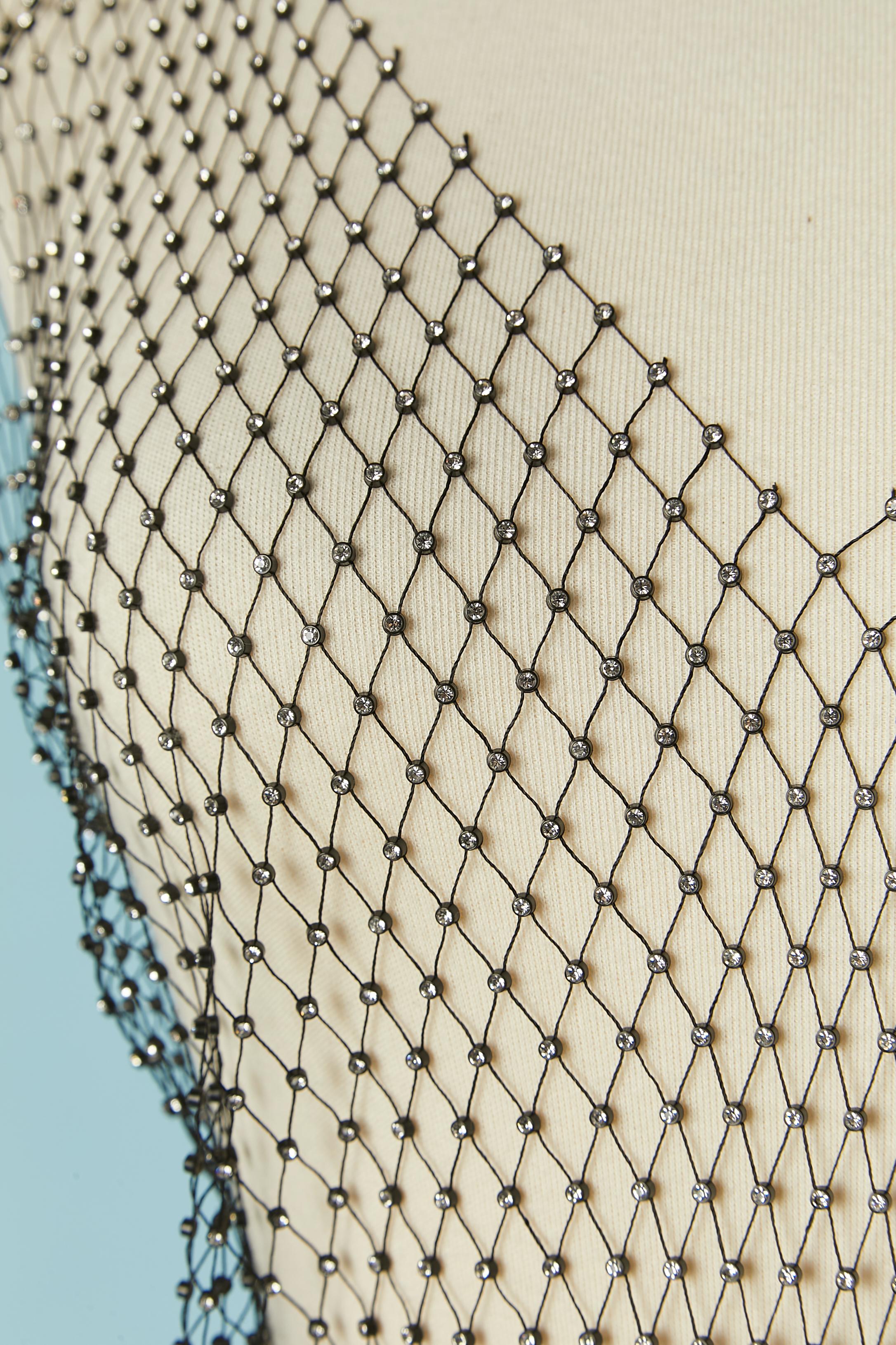 Schwarzes ärmelloses Kleid aus Nylon-Netz mit Strasssteinchen. Kein Etikett für die Stoffzusammensetzung, aber das Netz ist wahrscheinlich aus Nylon.
Größe M 