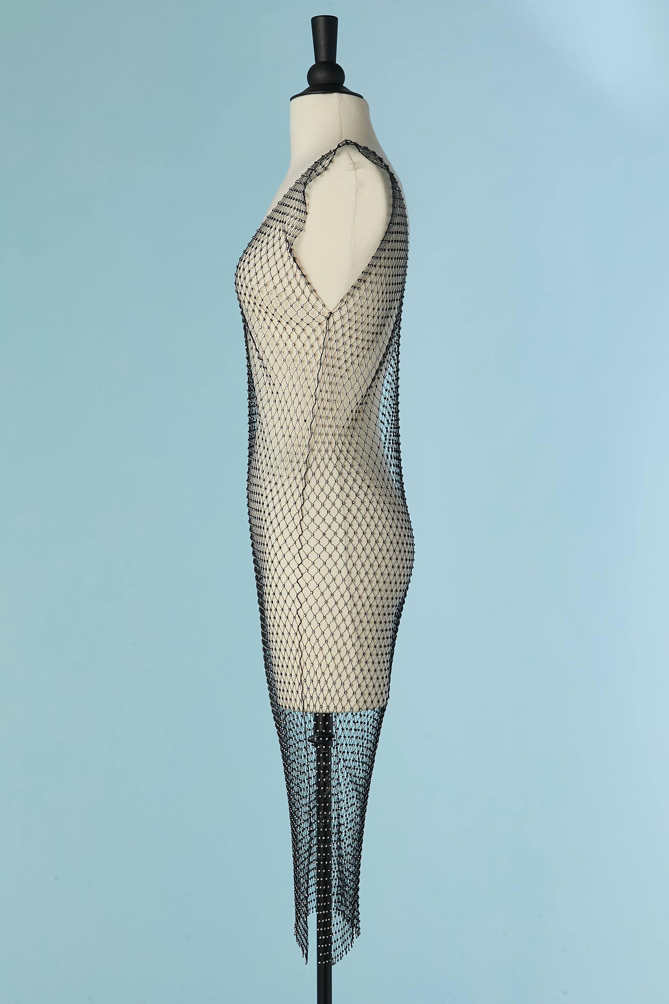 Schwarzes ärmelloses Kleid aus Nylon-Netz mit Strasssteinchen im Angebot 1