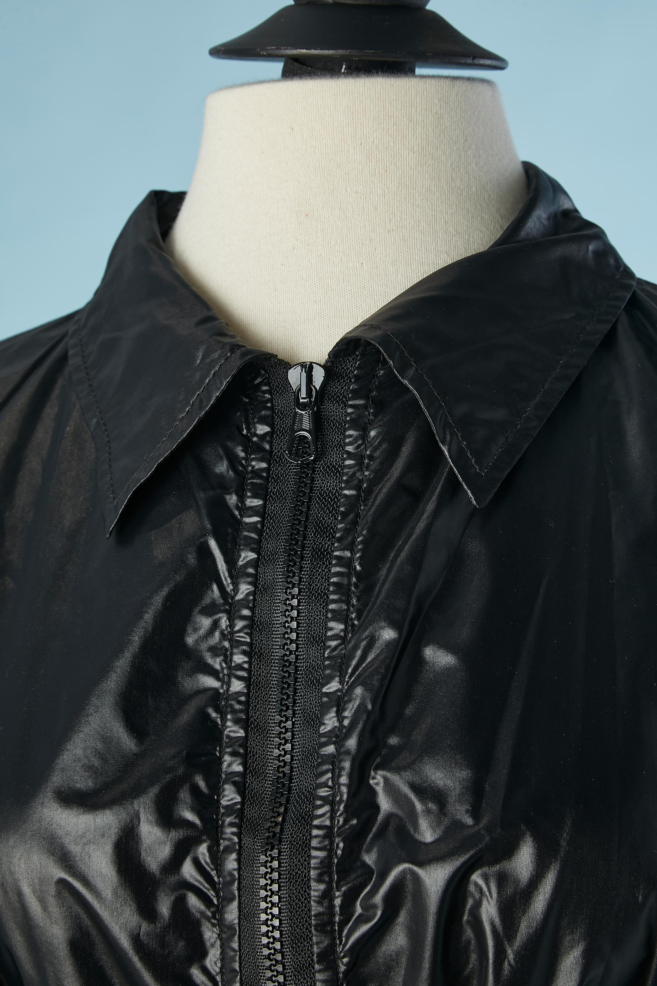 Black nylon raincoat with zip closure . Pockets on both side with zip closure. Belt and belt-loop
SIZE 44 (iT) 40 (Fr) L 