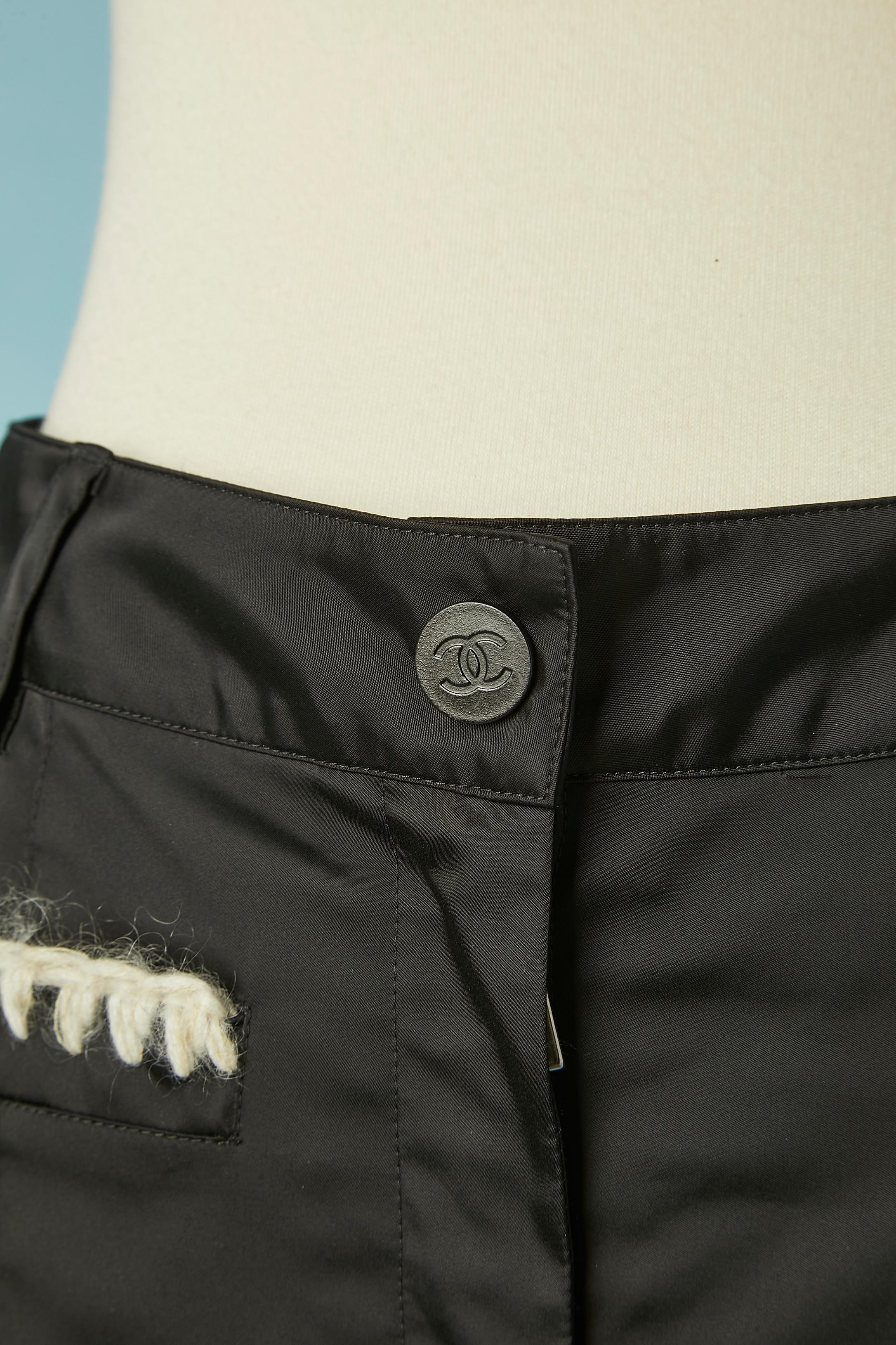 Schwarze Skihose aus Nylon mit Mohair-Details. 
Druckknopfverschluss mit Markenzeichen auf der oberen mittleren Vorderseite. 2 Taschen auf der Vorderseite mit Mohair-Paspelierung am Rand. 
SIZE 38 ( Fr) auf dem Etikett, aber passen eher S ( sehr
