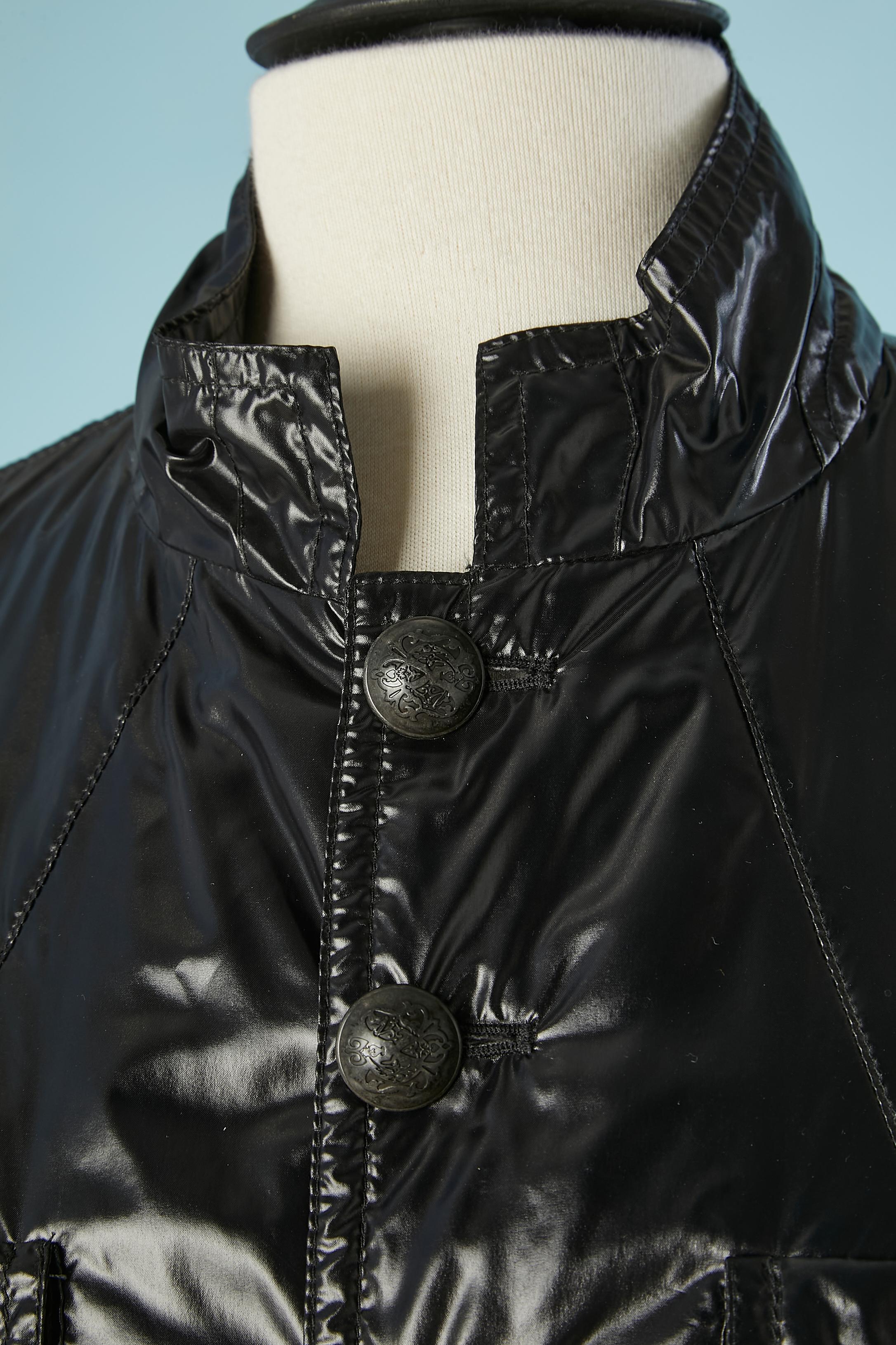 Veste en nylon noir finement paddée avec boutons de marque. Doublure : rayonne
TAILLE 54 (Homme) 