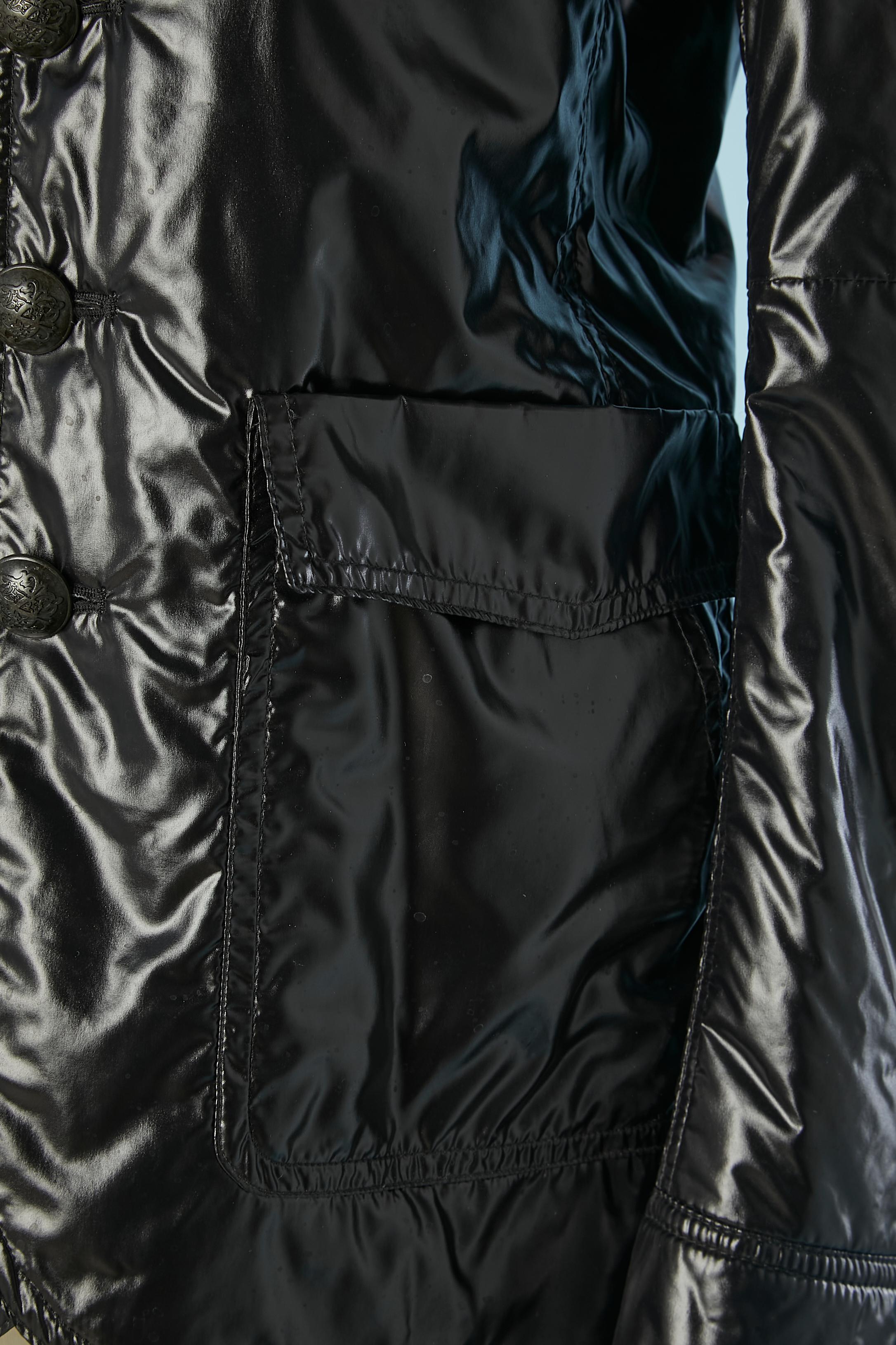 Schwarze dünne Nylonjacke mit gepolsterten Knöpfen und Markenknöpfen Christian Lacroix  Herren im Angebot