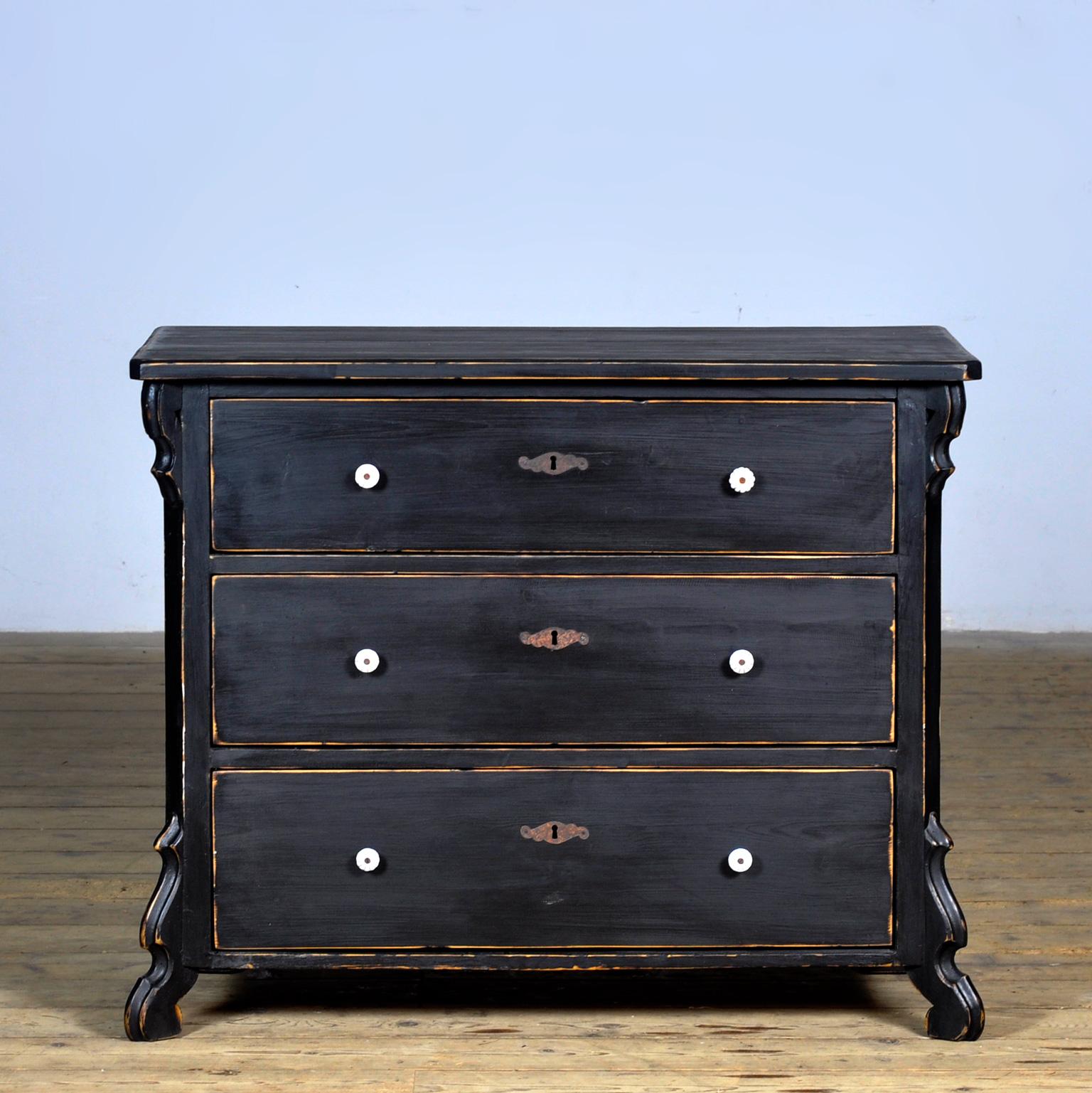 Commode fabriquée vers 1910 en Hongrie. Le meuble est en chêne et les tiroirs en pin. Le meuble comporte 3 tiroirs assemblés en queue d'aronde. Toutes les ferrures et les boutons sont d'origine.