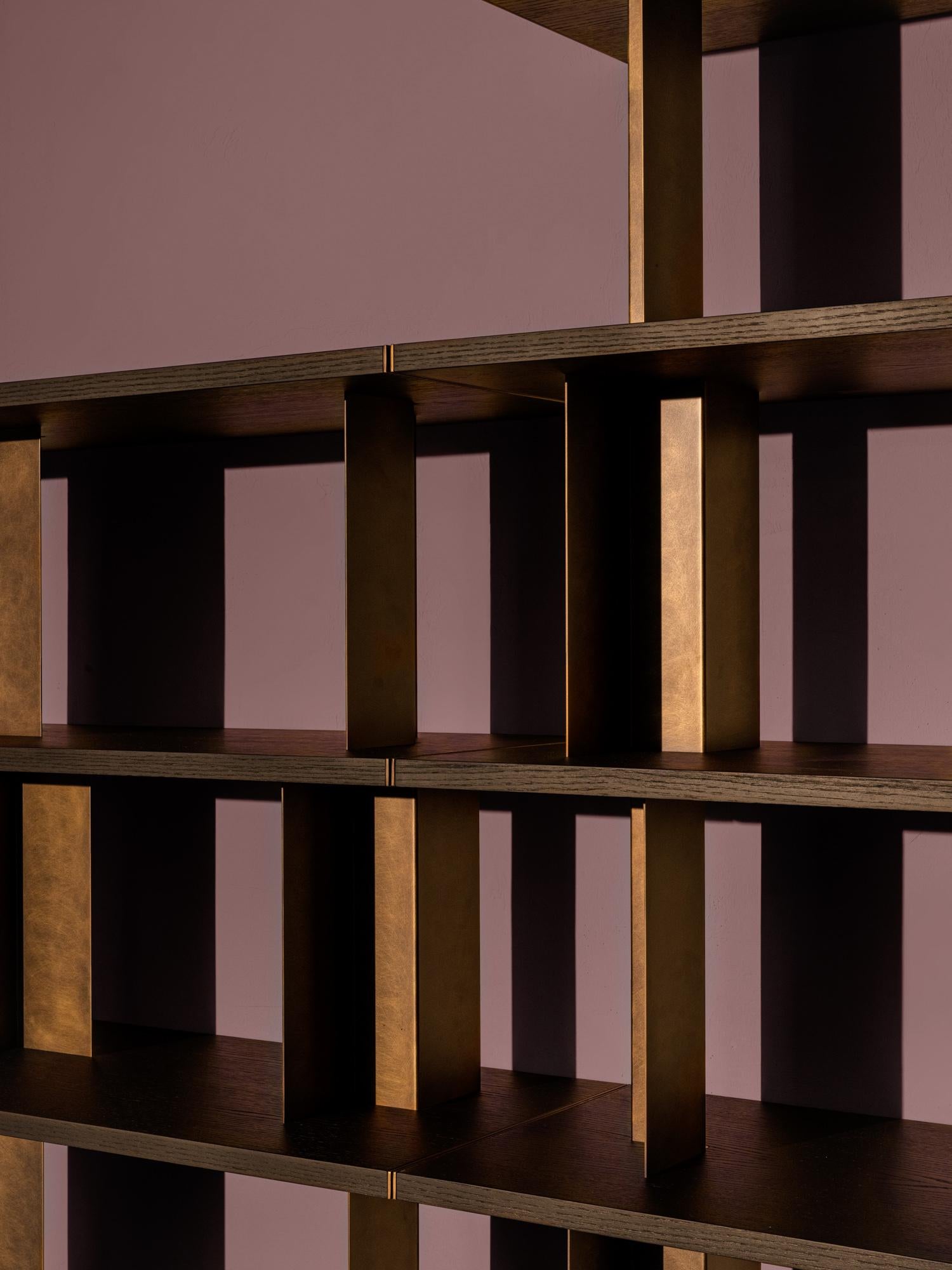 Noirci Bibliothèque modulaire en chêne noir et laiton Reana par Oliver T. Wall pour Delvis Unlimited en vente