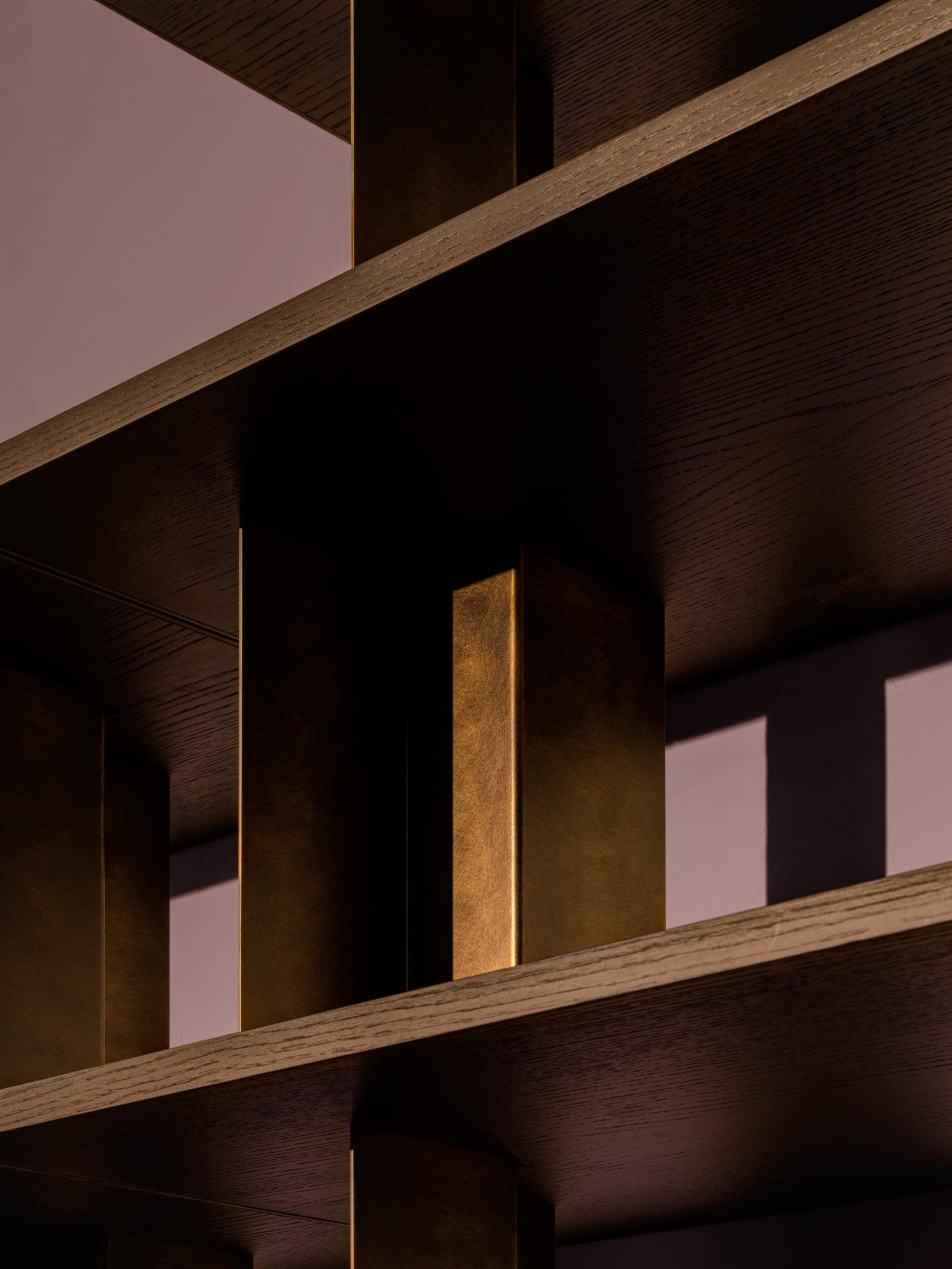 Black Oak Brass Modular Bookshelf Reana by Oliver T. Wall for Delvis Unlimited In New Condition For Sale In Milan, Milan