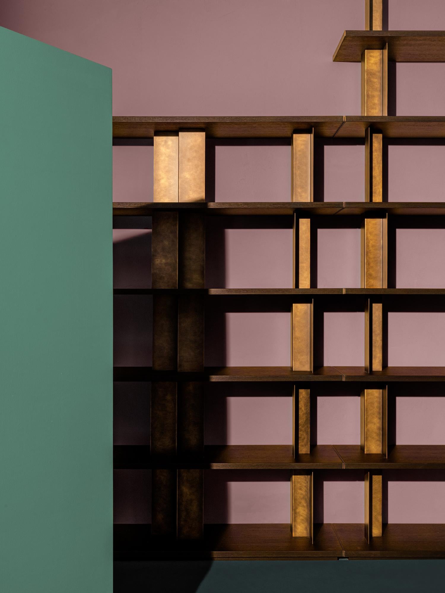 XXIe siècle et contemporain Bibliothèque modulaire en chêne noir et laiton Reana par Oliver T. Wall pour Delvis Unlimited en vente