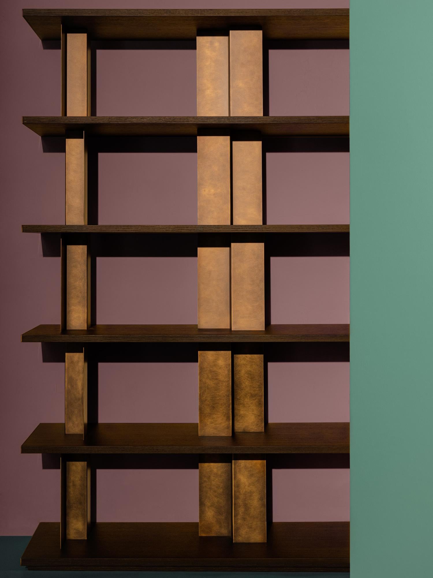 Laiton Bibliothèque modulaire en chêne noir et laiton Reana par Oliver T. Wall pour Delvis Unlimited en vente