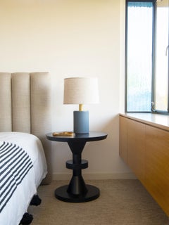 Mesita auxiliar Lawson-Fenning Capitola, roble ebonizado, mesa moderna con pedestal